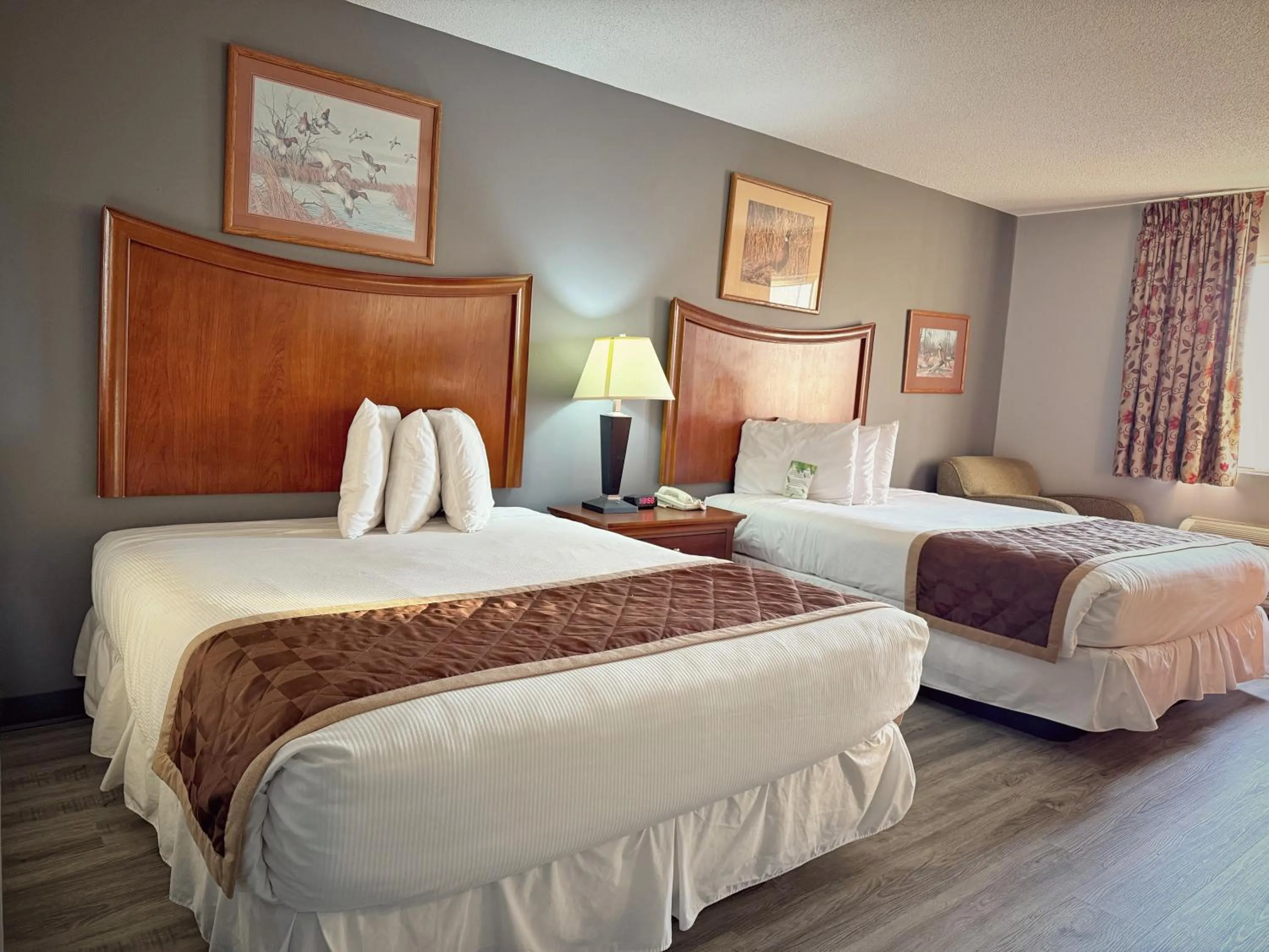 Bed in Lake Tree Inn & Suites