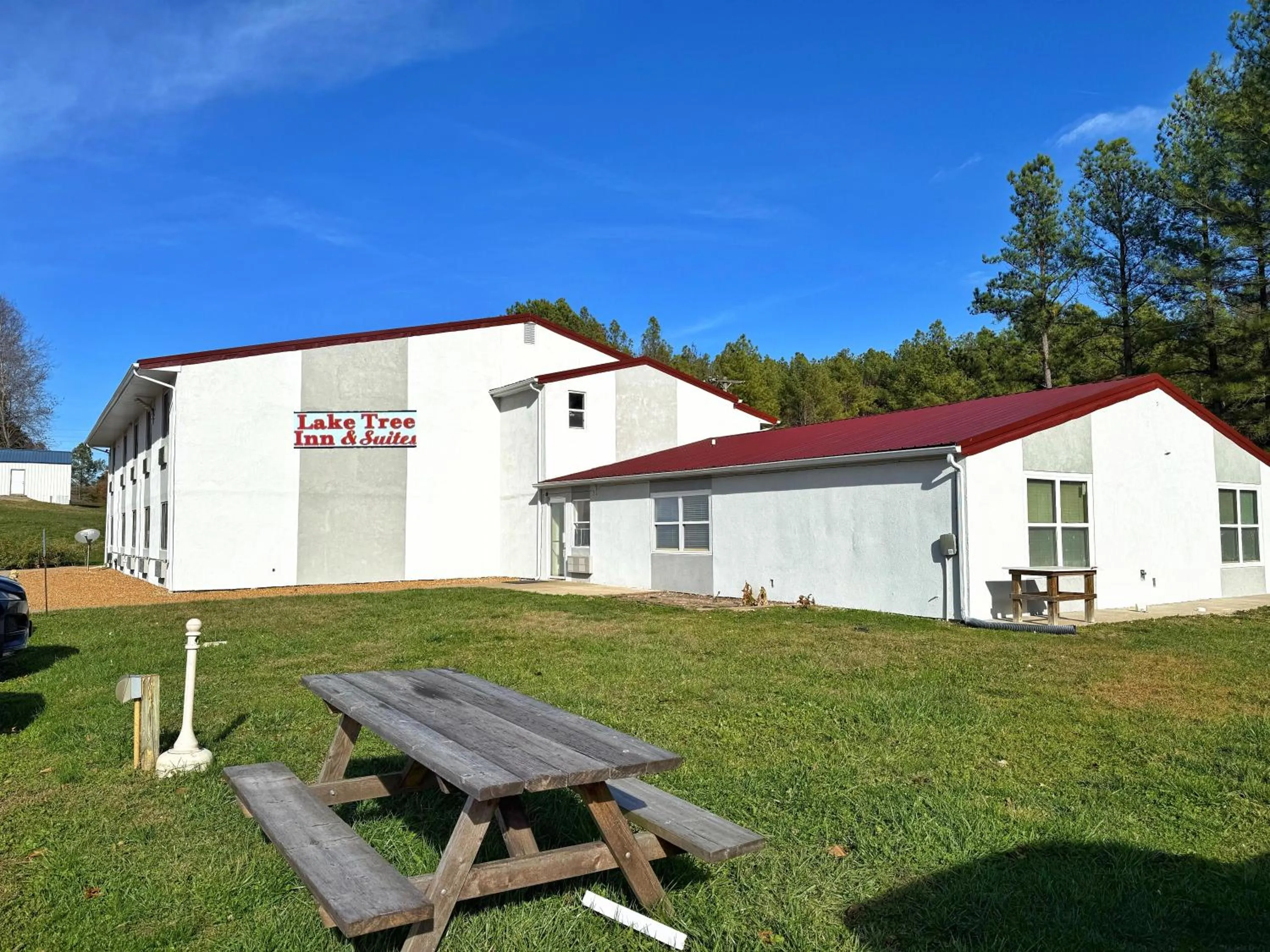 Lake Tree Inn & Suites