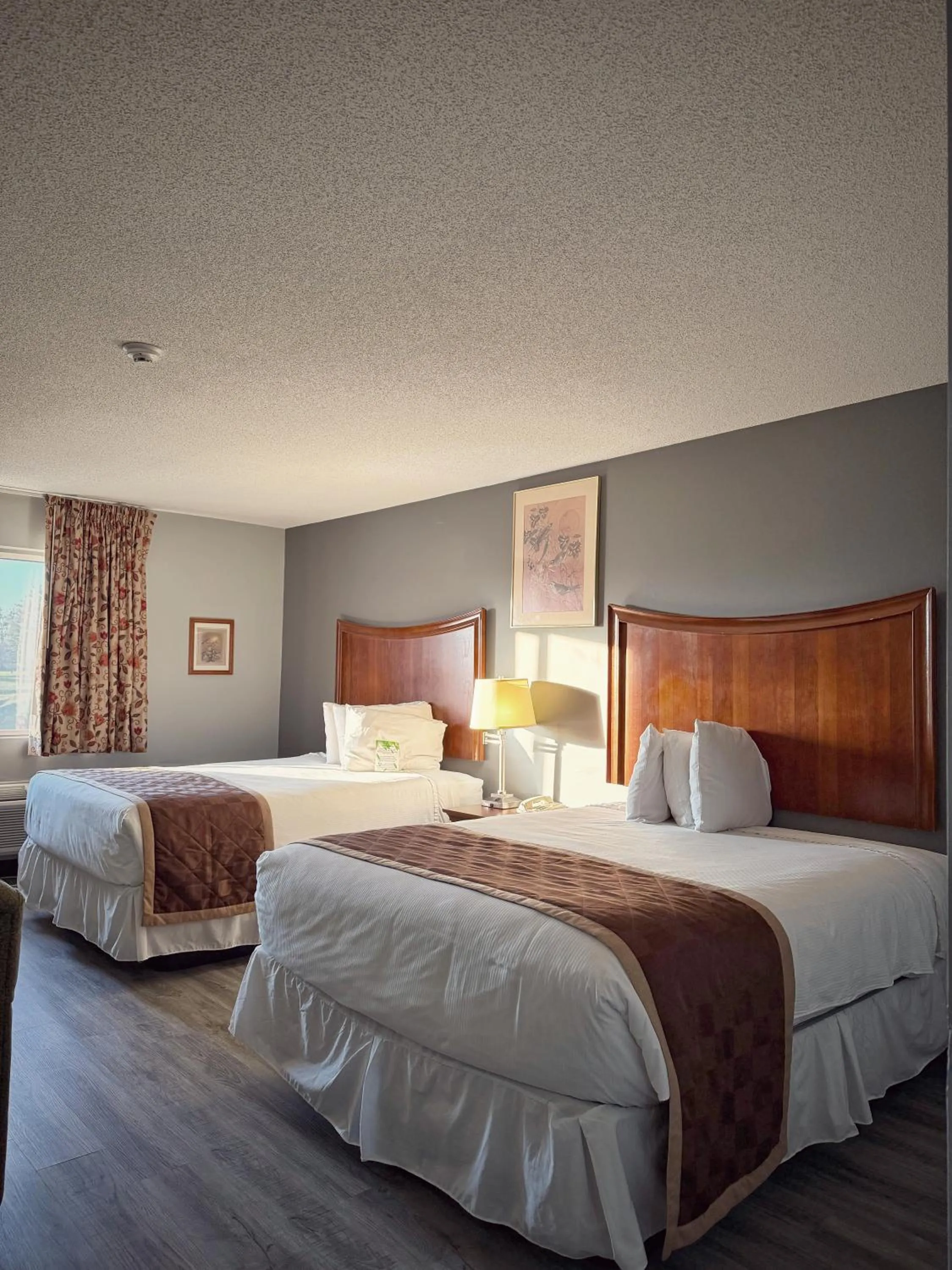 Bed in Lake Tree Inn & Suites