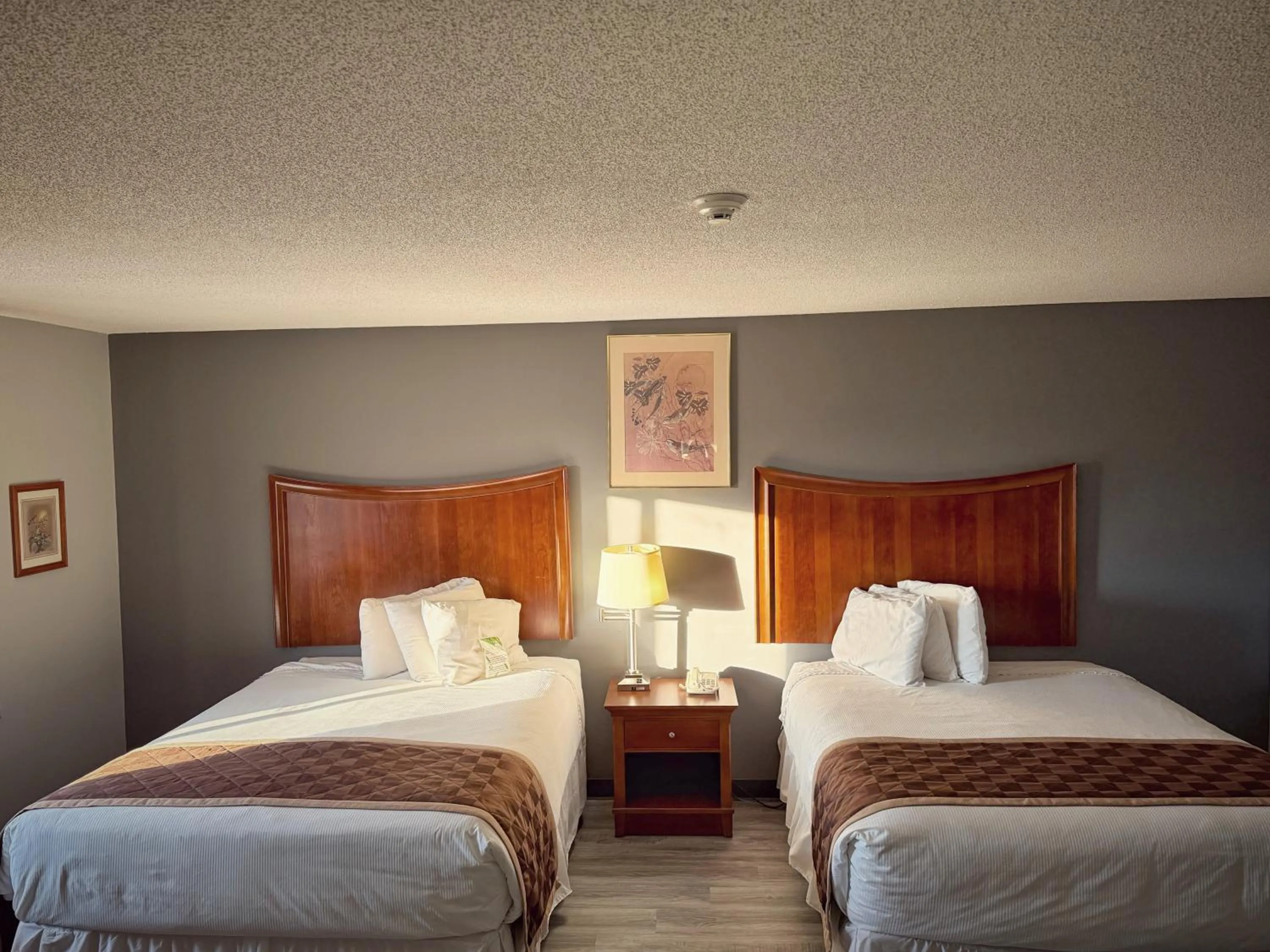 Bed in Lake Tree Inn & Suites