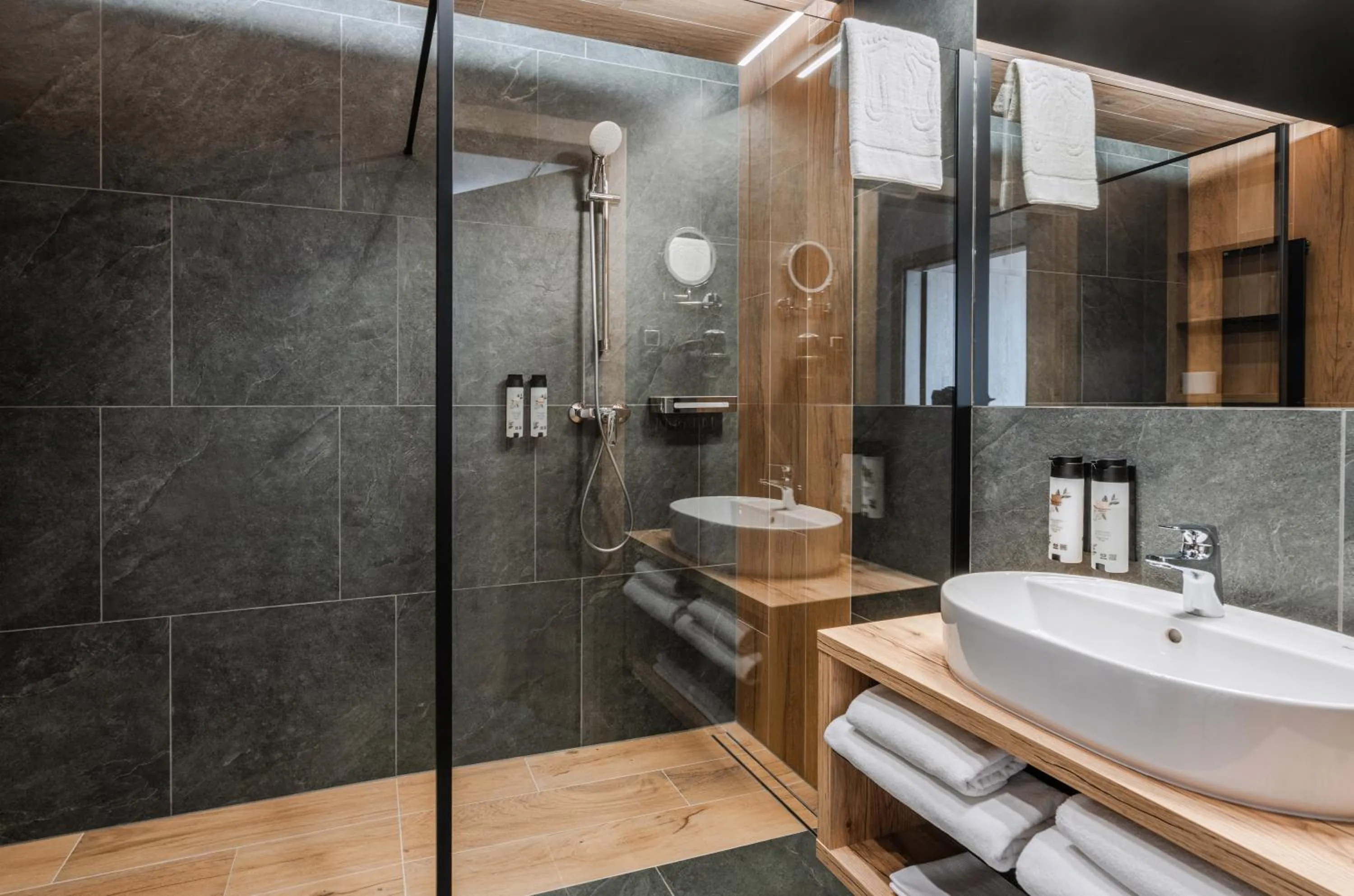 Shower in Rezydencja AQUA by GRANO