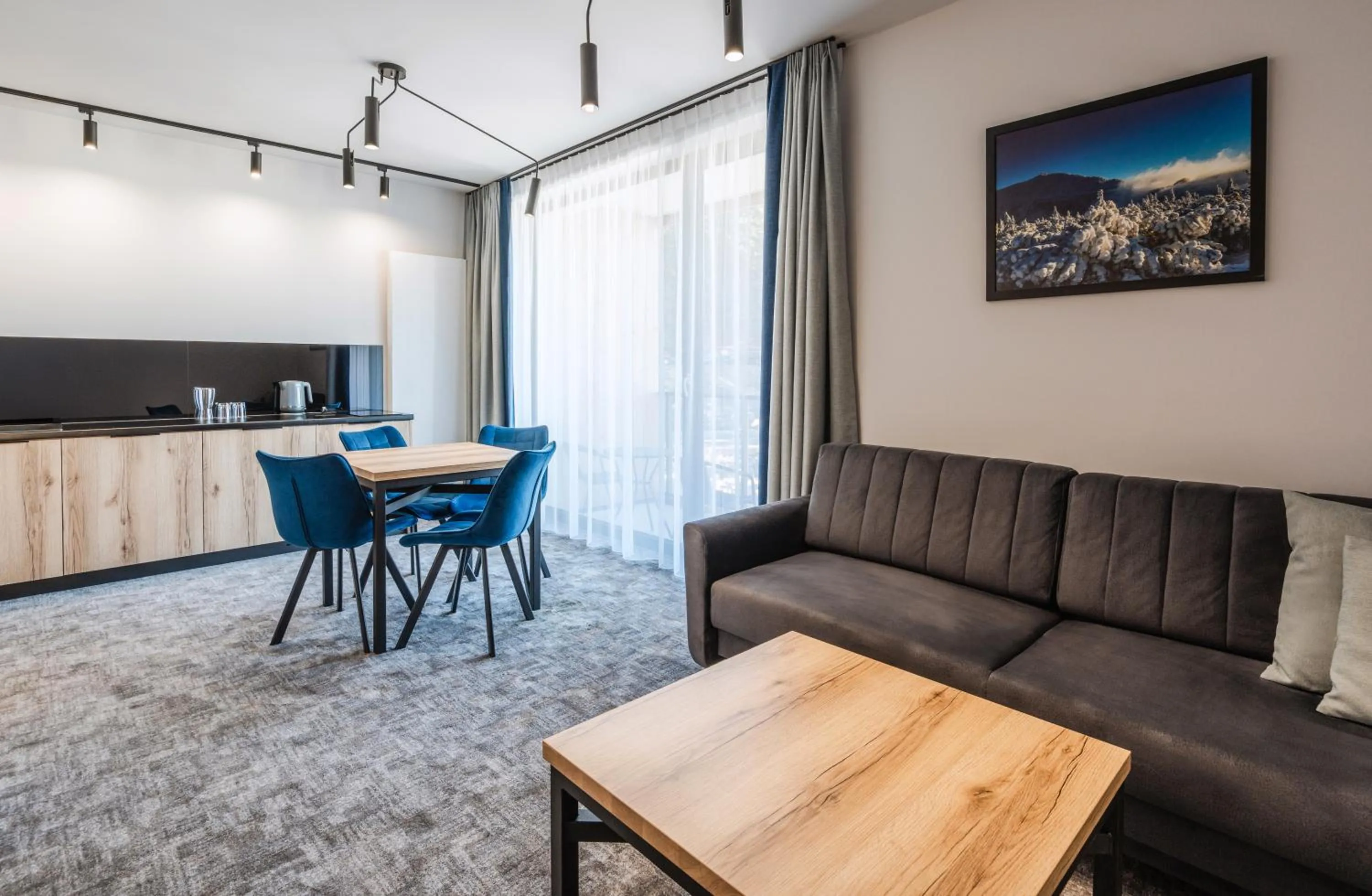 Dining area in Rezydencja AQUA by GRANO