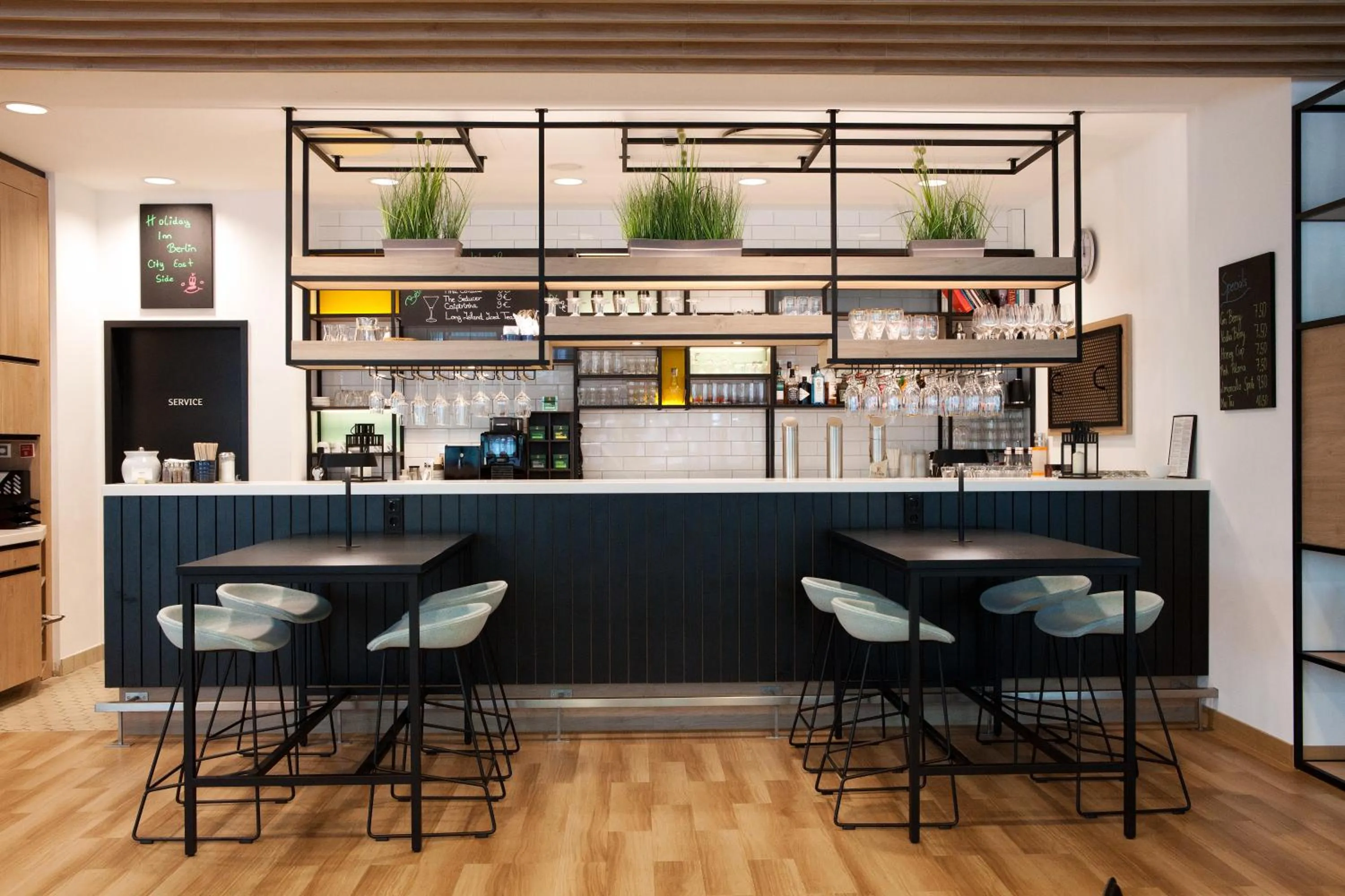 Lounge or bar in Holiday Inn Berlin City East Side by IHG