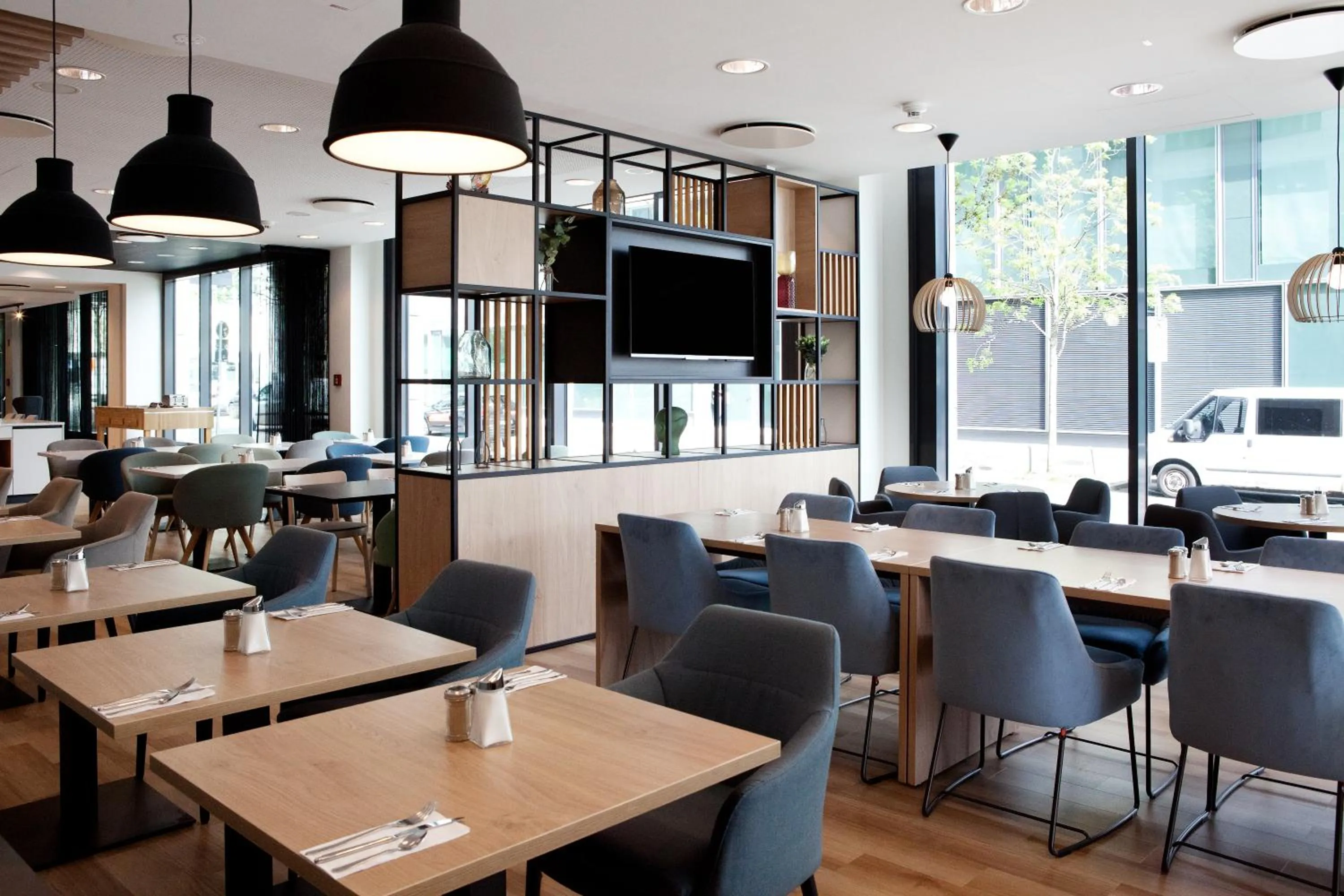 Restaurant/places to eat in Holiday Inn Berlin City East Side by IHG