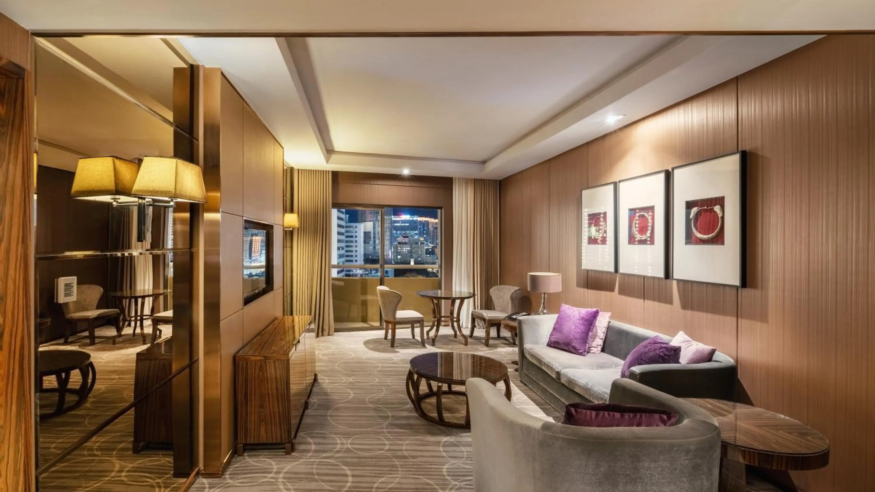 Living room in Crowne Plaza Kunming City Centre by IHG