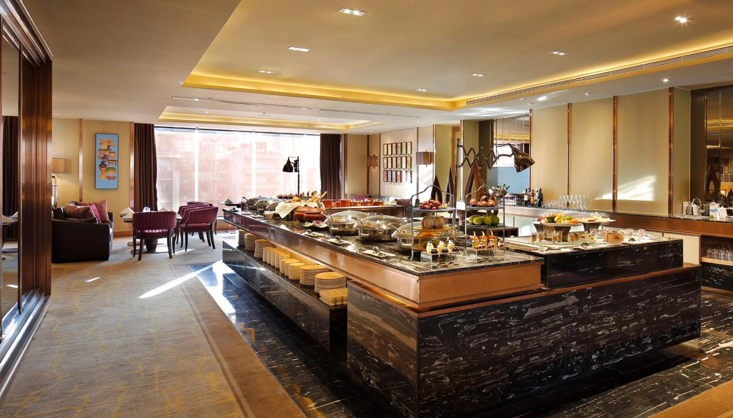 Lounge or bar in Crowne Plaza Kunming City Centre by IHG