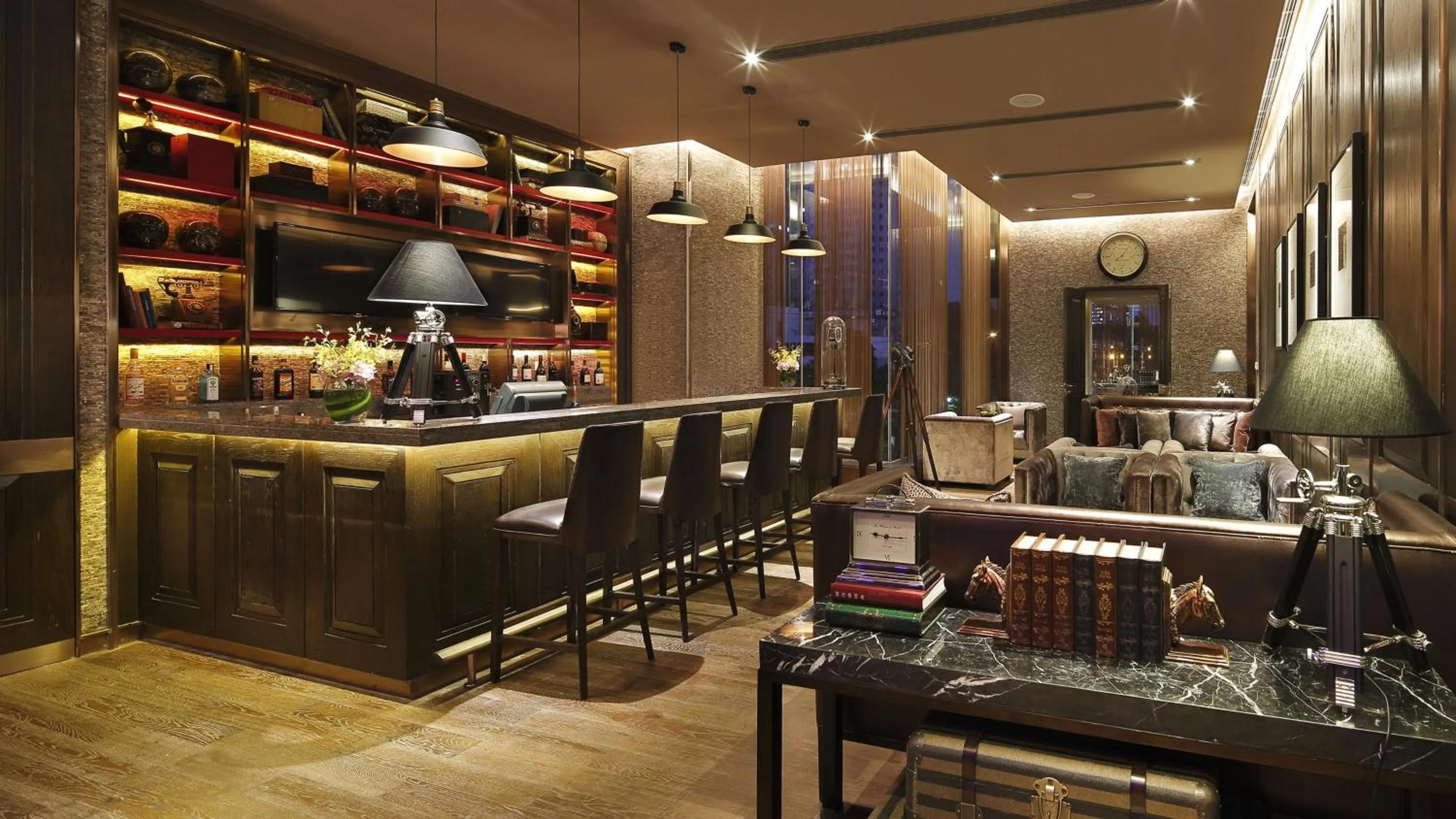 Lounge or bar in Crowne Plaza Kunming City Centre by IHG