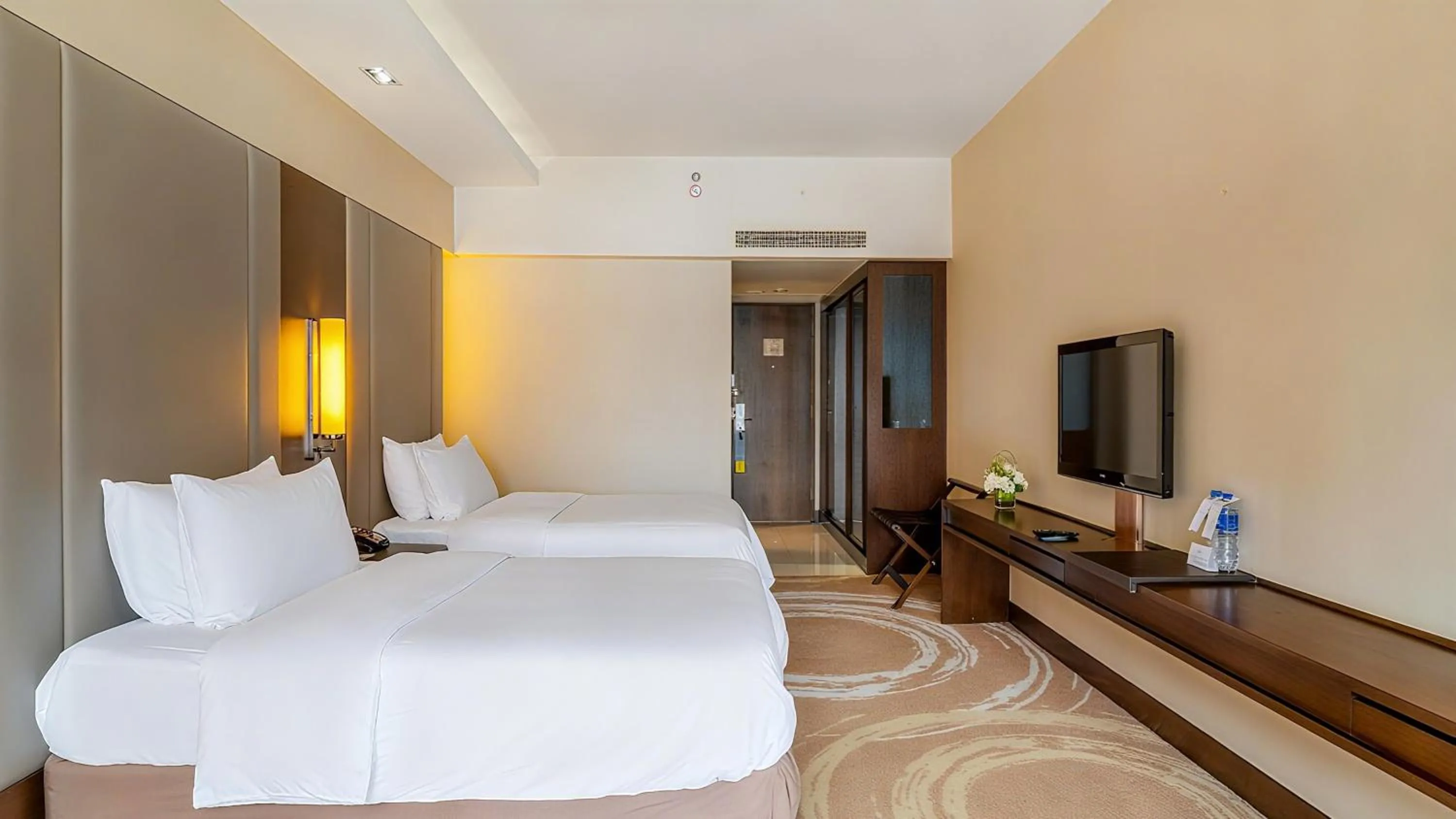 Photo of the whole room, Bed in Crowne Plaza Kunming City Centre by IHG