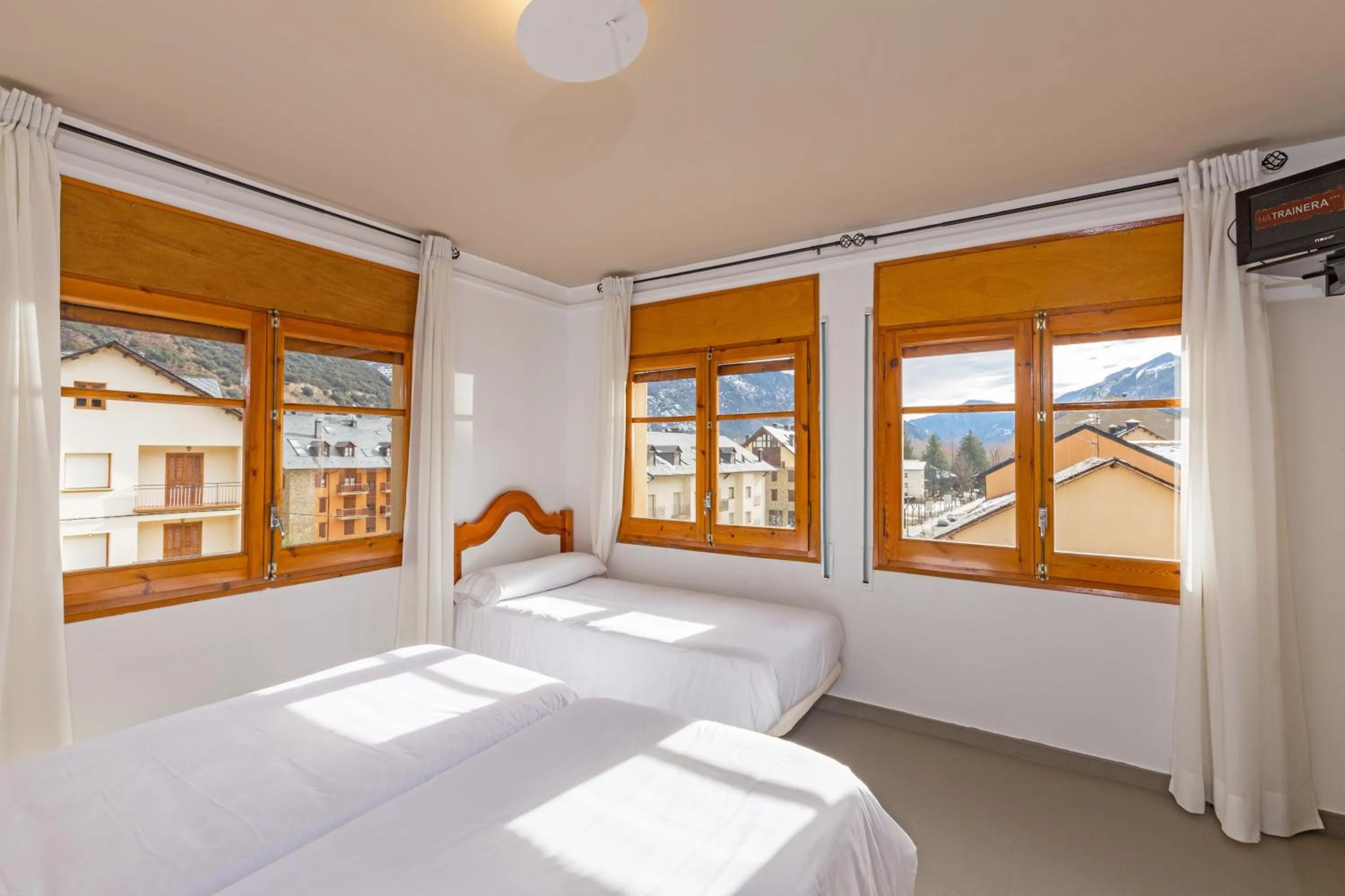 Triple Room with Spa Access in Hostal Trainera