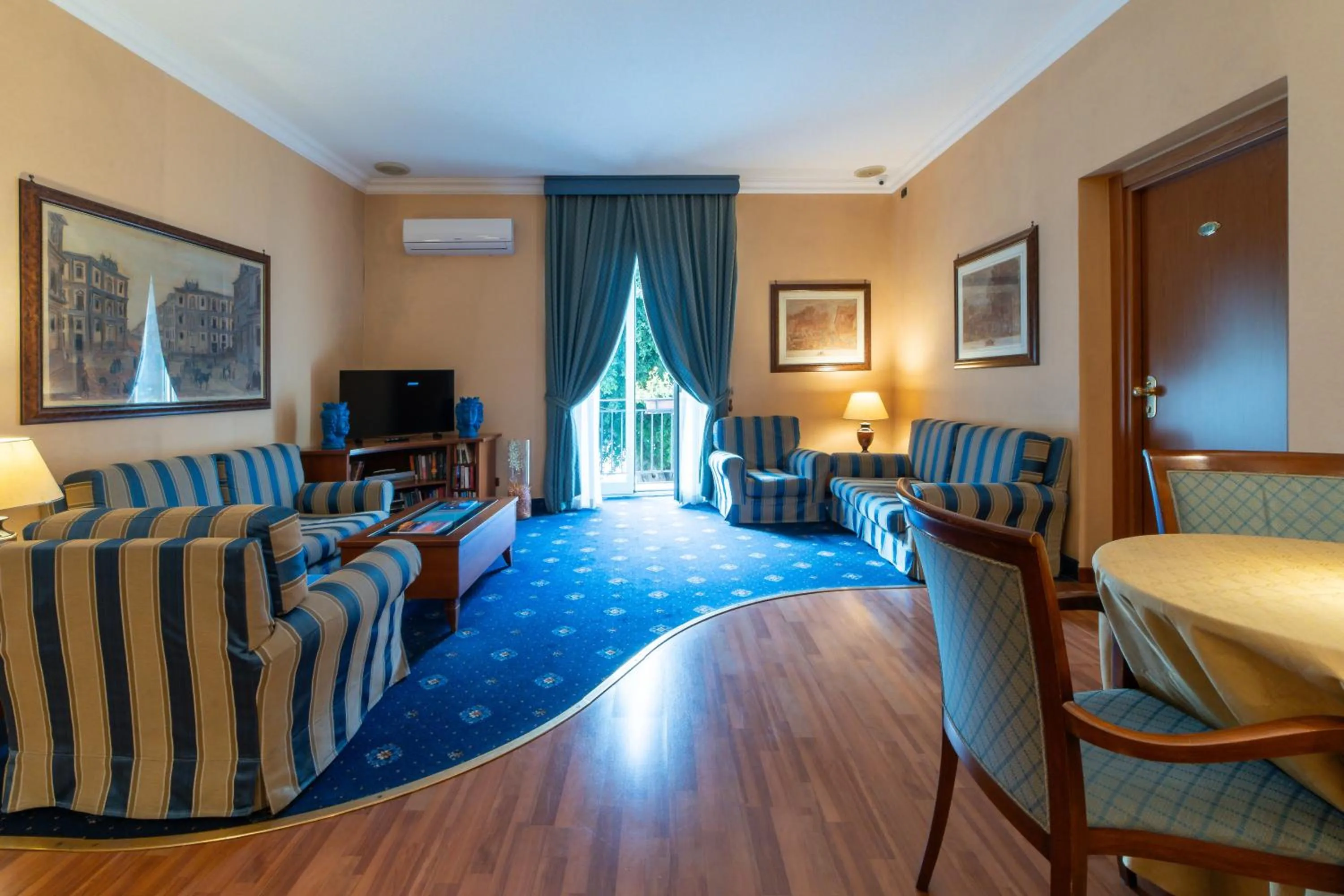 Lobby or reception in Massimo Plaza Hotel