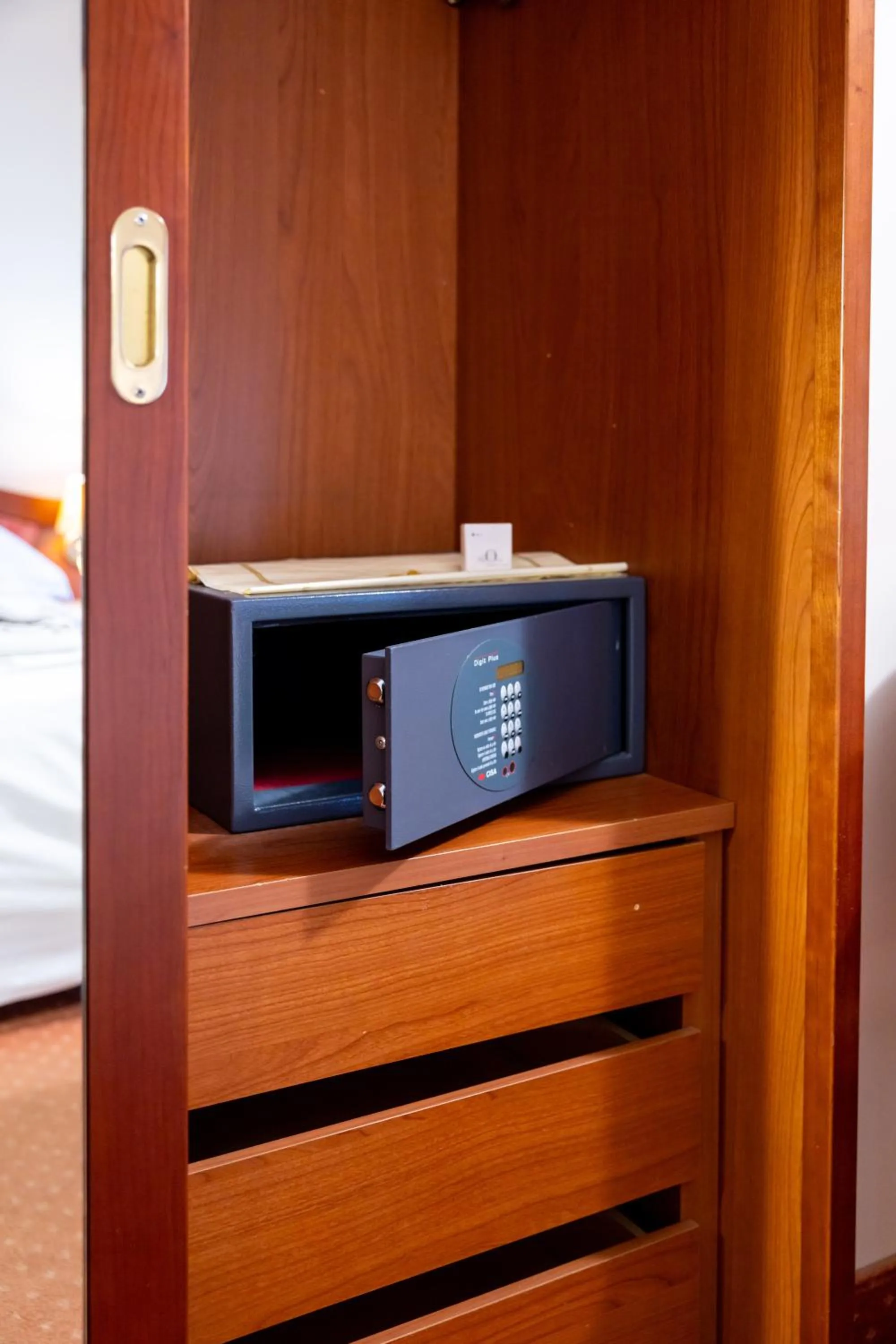 safe, Bed in Massimo Plaza Hotel