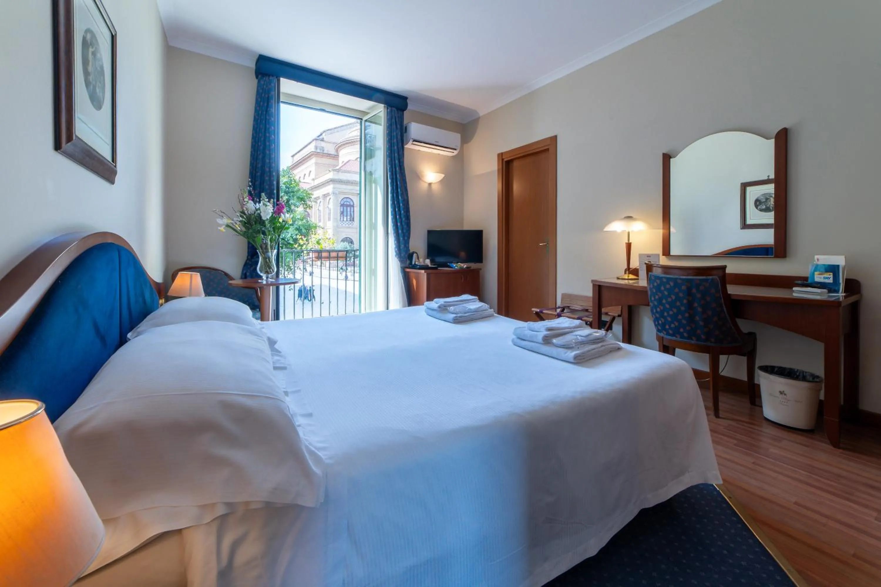 City view, Bed in Massimo Plaza Hotel