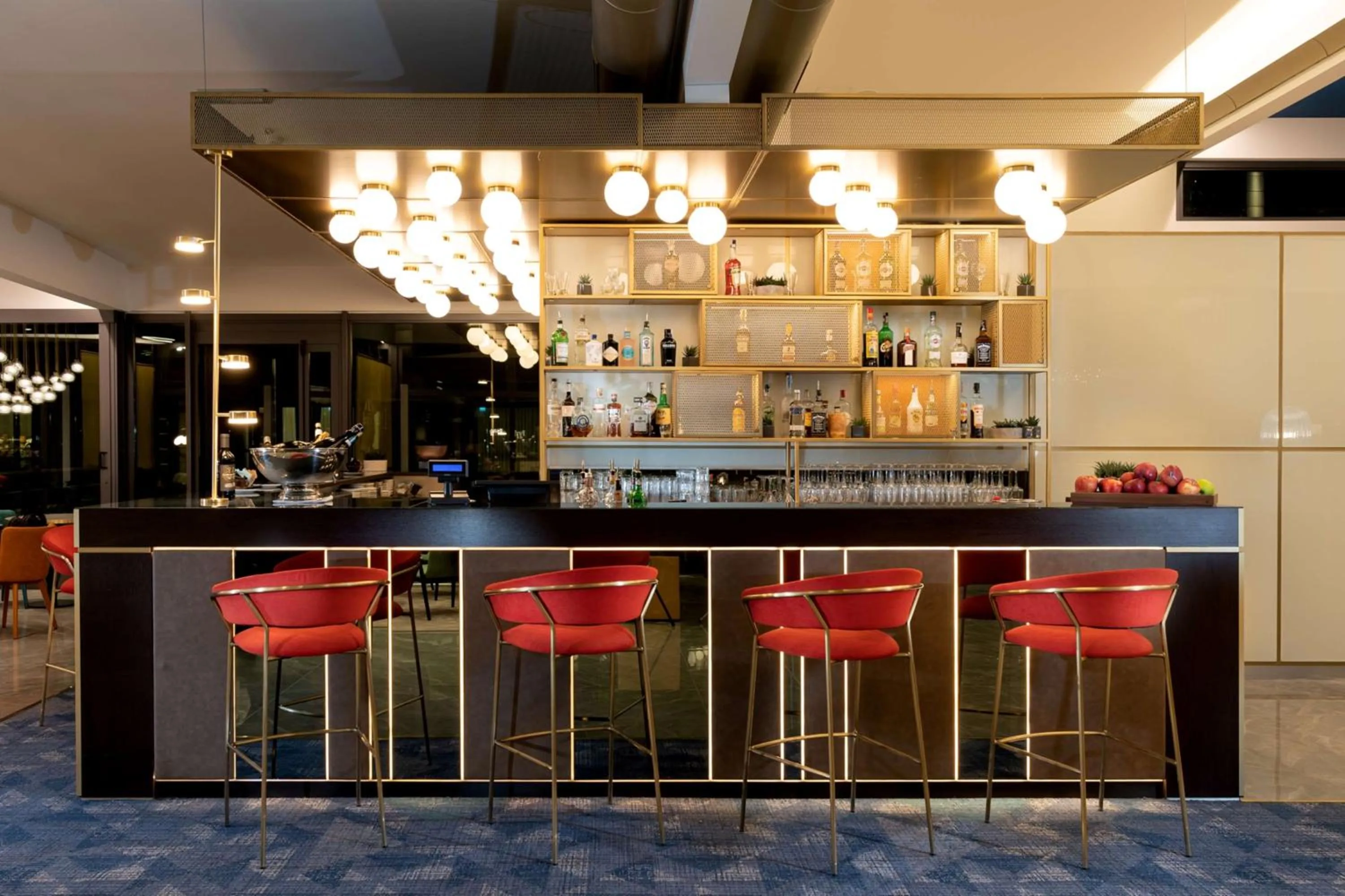 Lounge or bar in Doubletree by Hilton Milan Malpensa Solbiate Olona