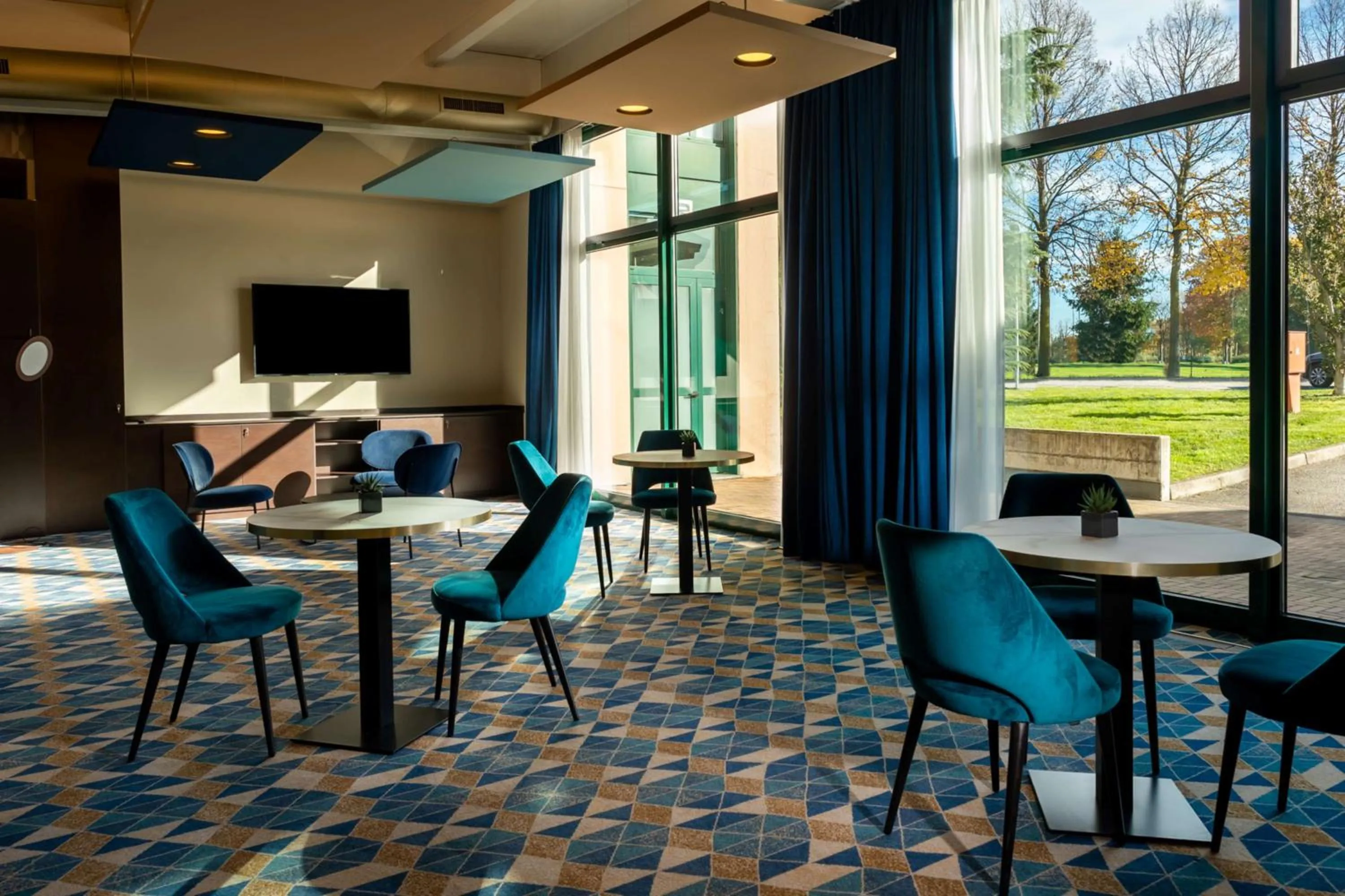 Lobby or reception in Doubletree by Hilton Milan Malpensa Solbiate Olona