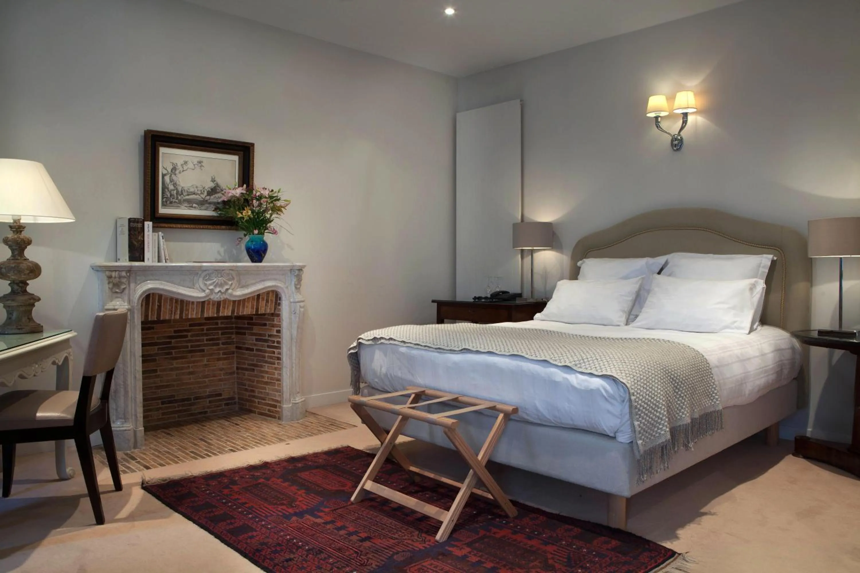 Photo of the whole room, Bed in Hôtel de Londres