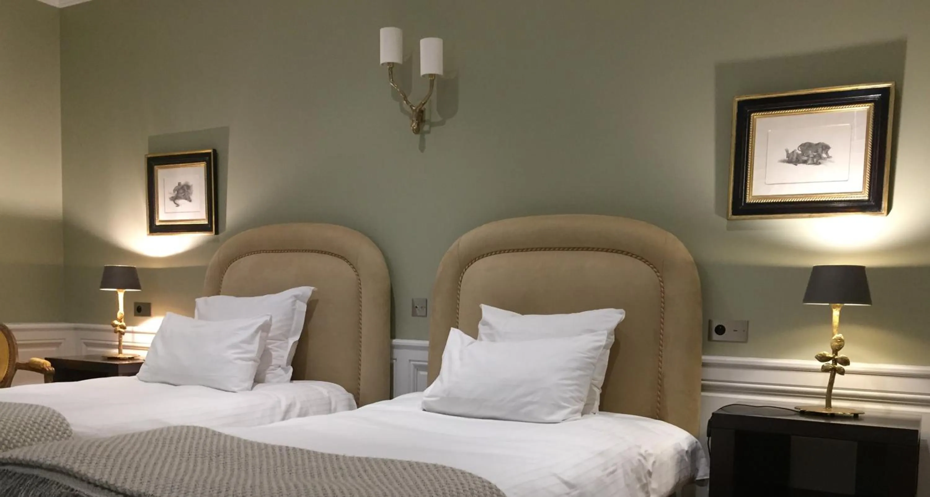 Bed in Hôtel de Londres