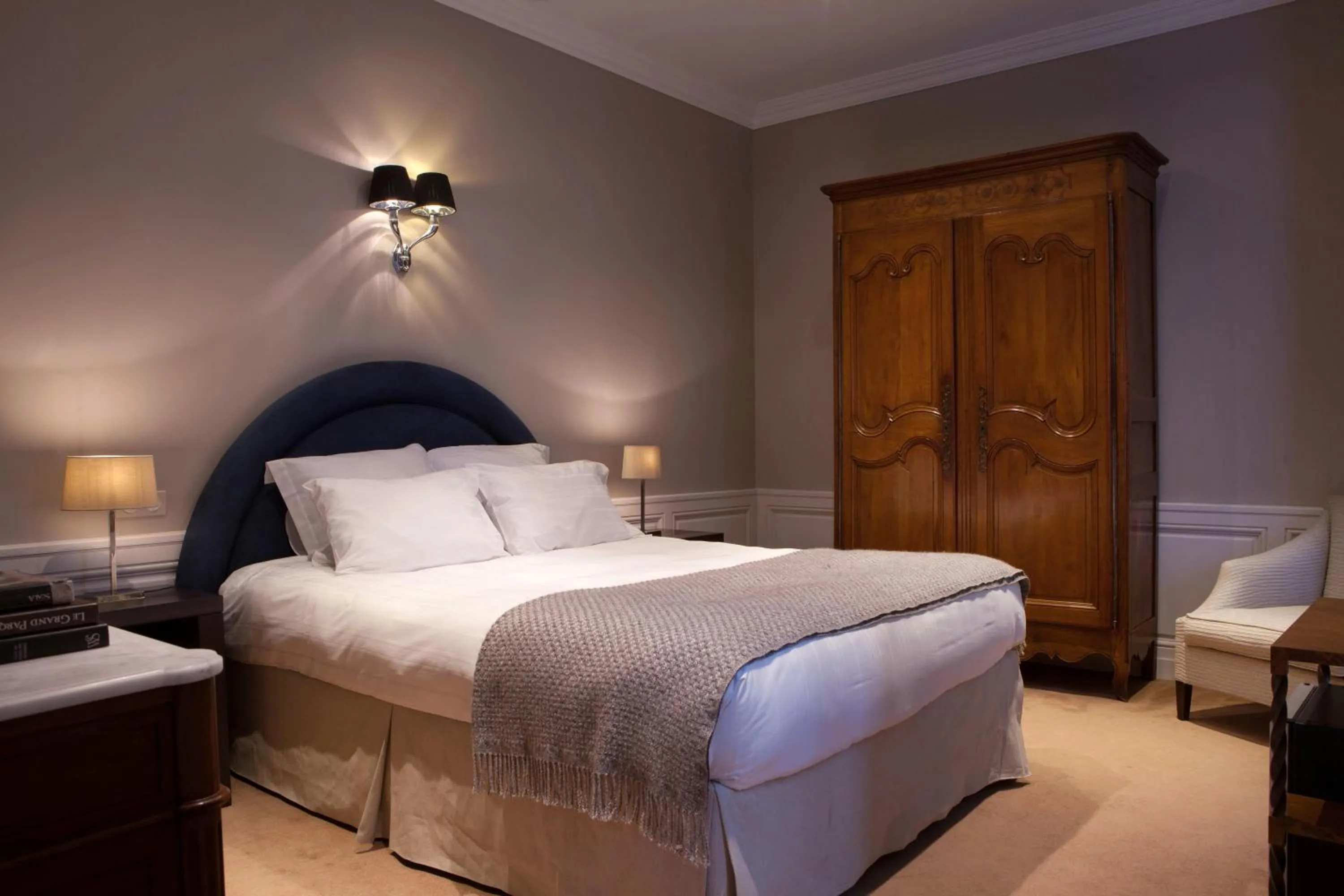 Photo of the whole room, Bed in Hôtel de Londres