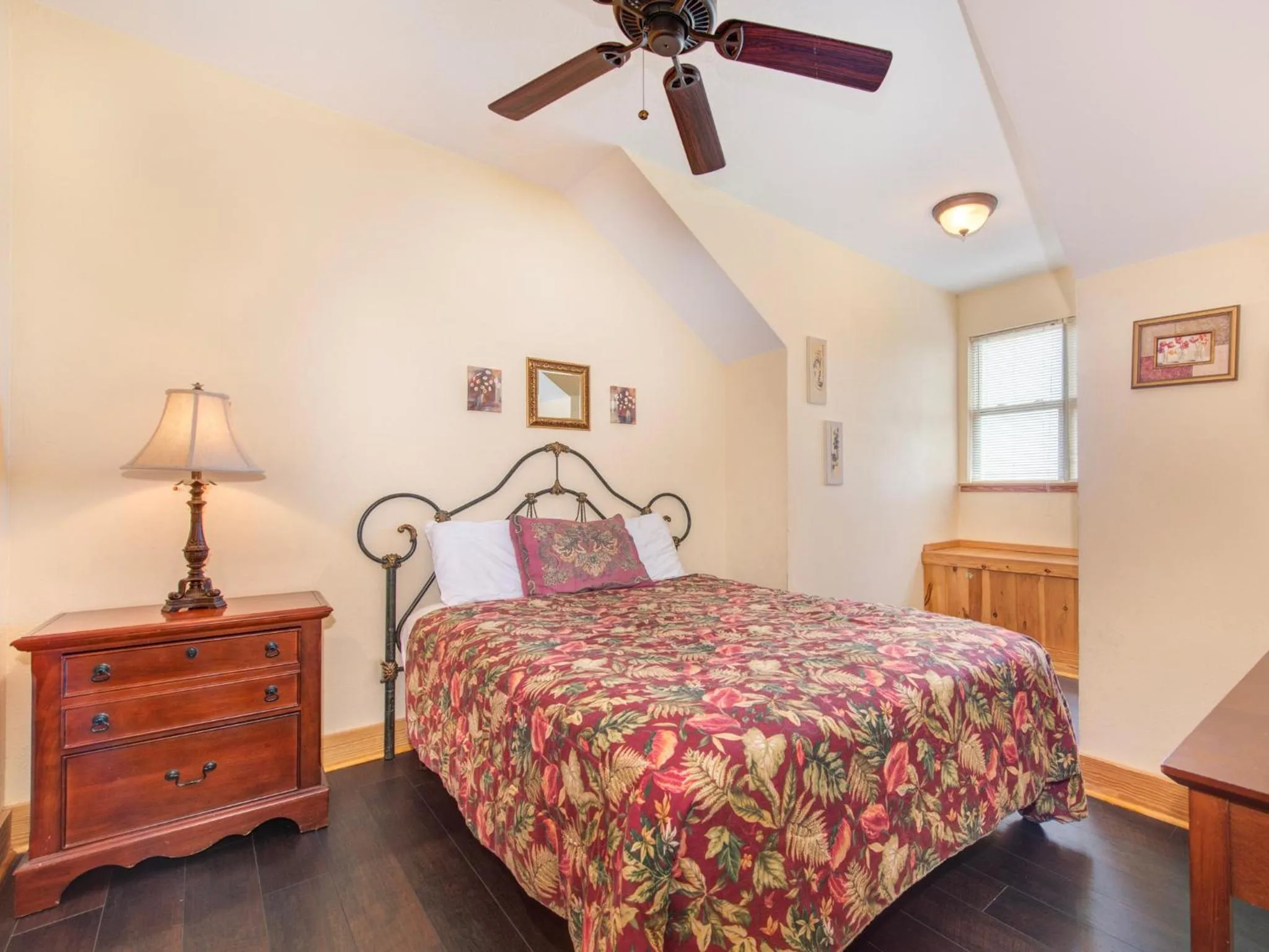 Bedroom, Bed in Mountain Sanctuary 3204