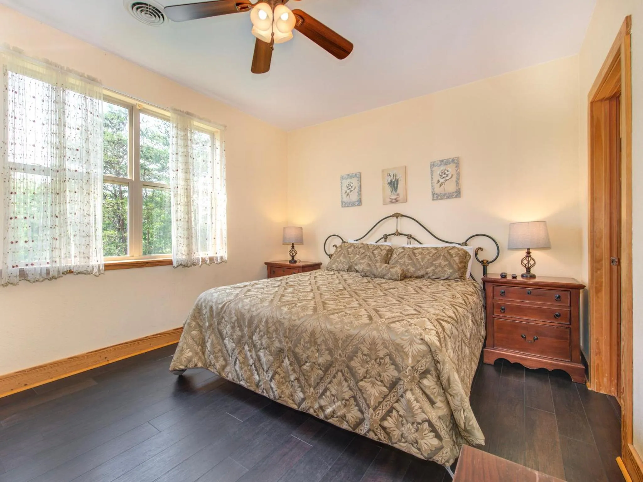 Bedroom, Bed in Mountain Sanctuary 3204