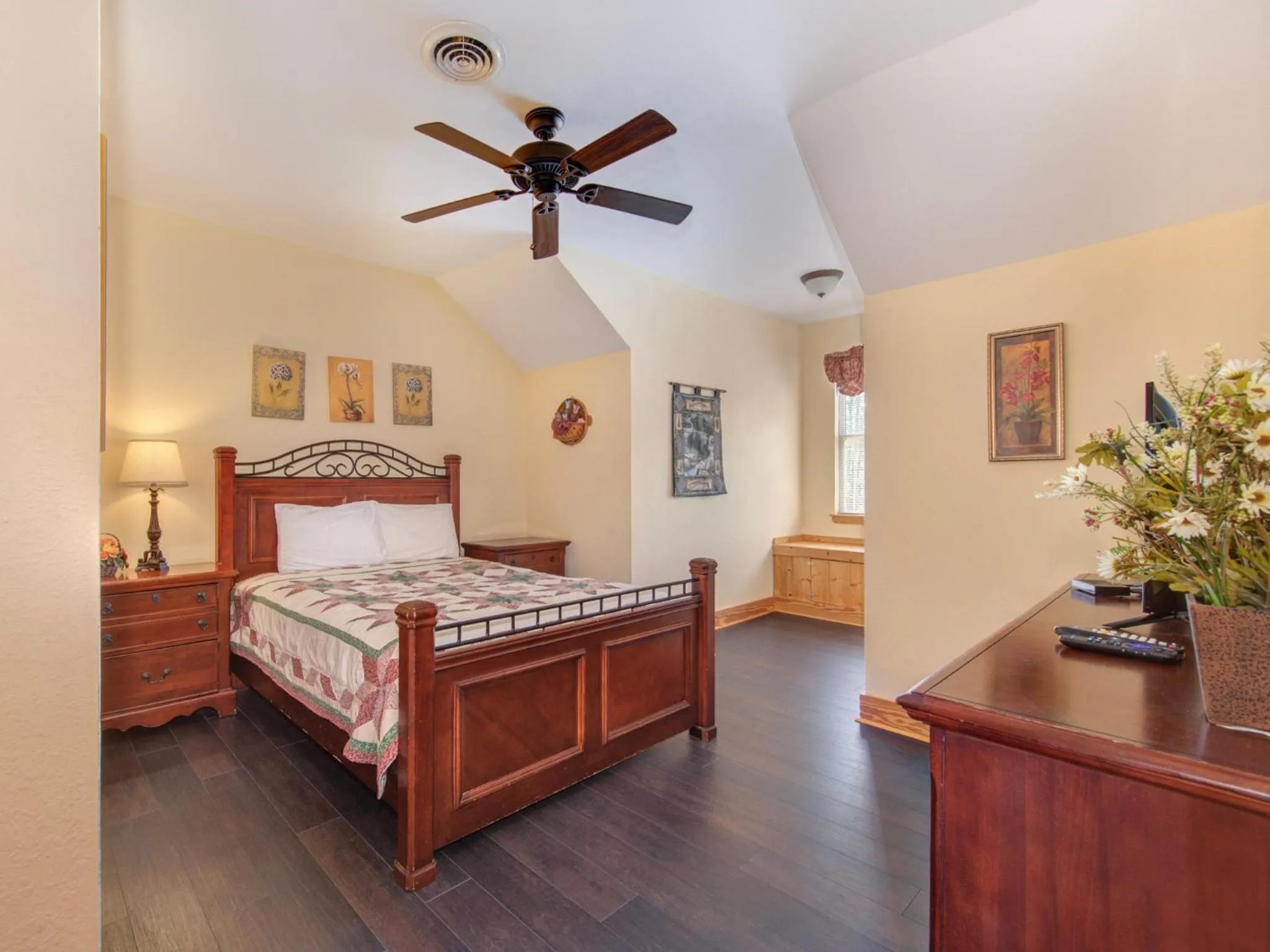 Property building, Bed in Mountain Sanctuary 3204