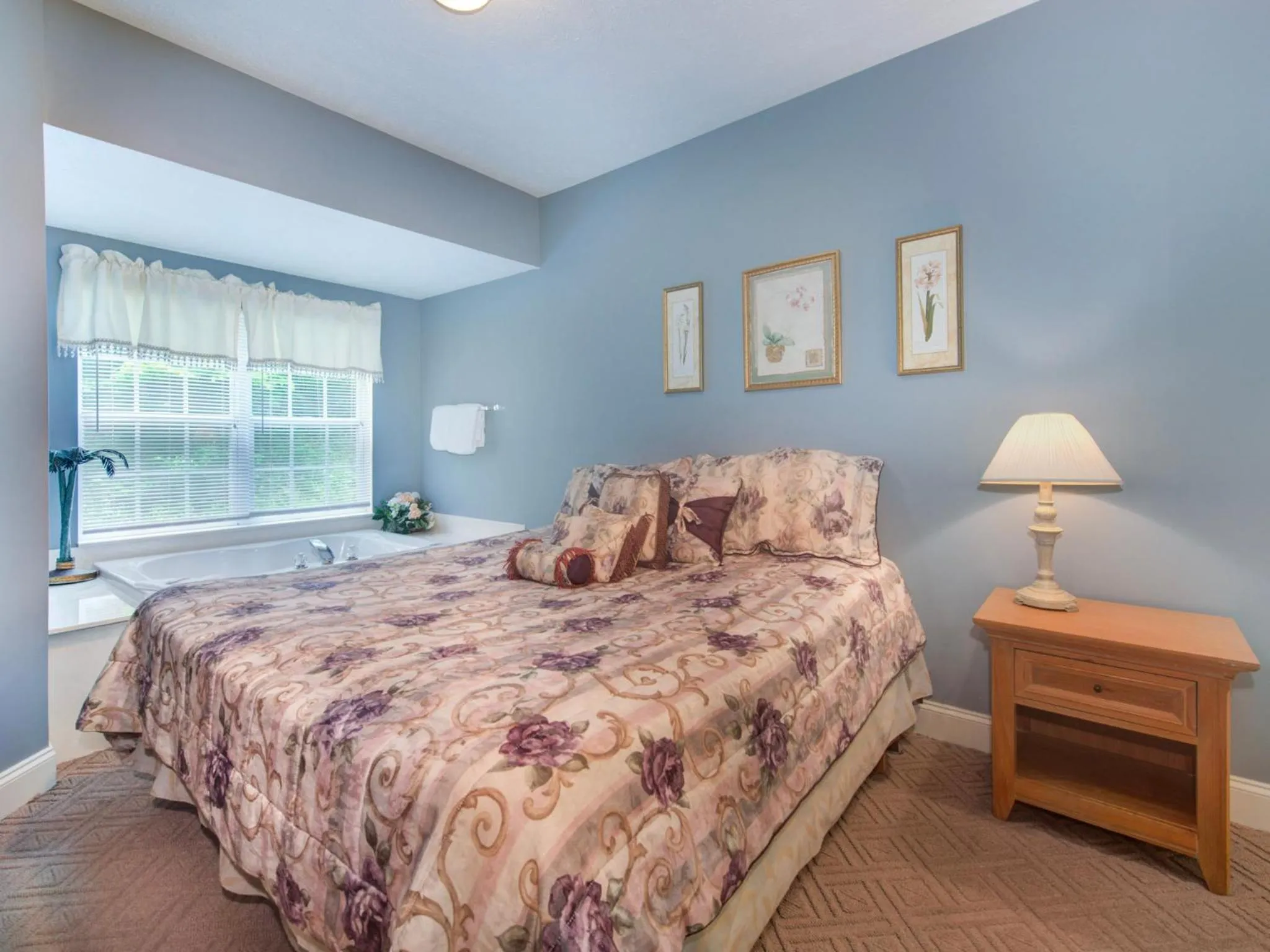 Bedroom, Bed in Smokey Bear 1103