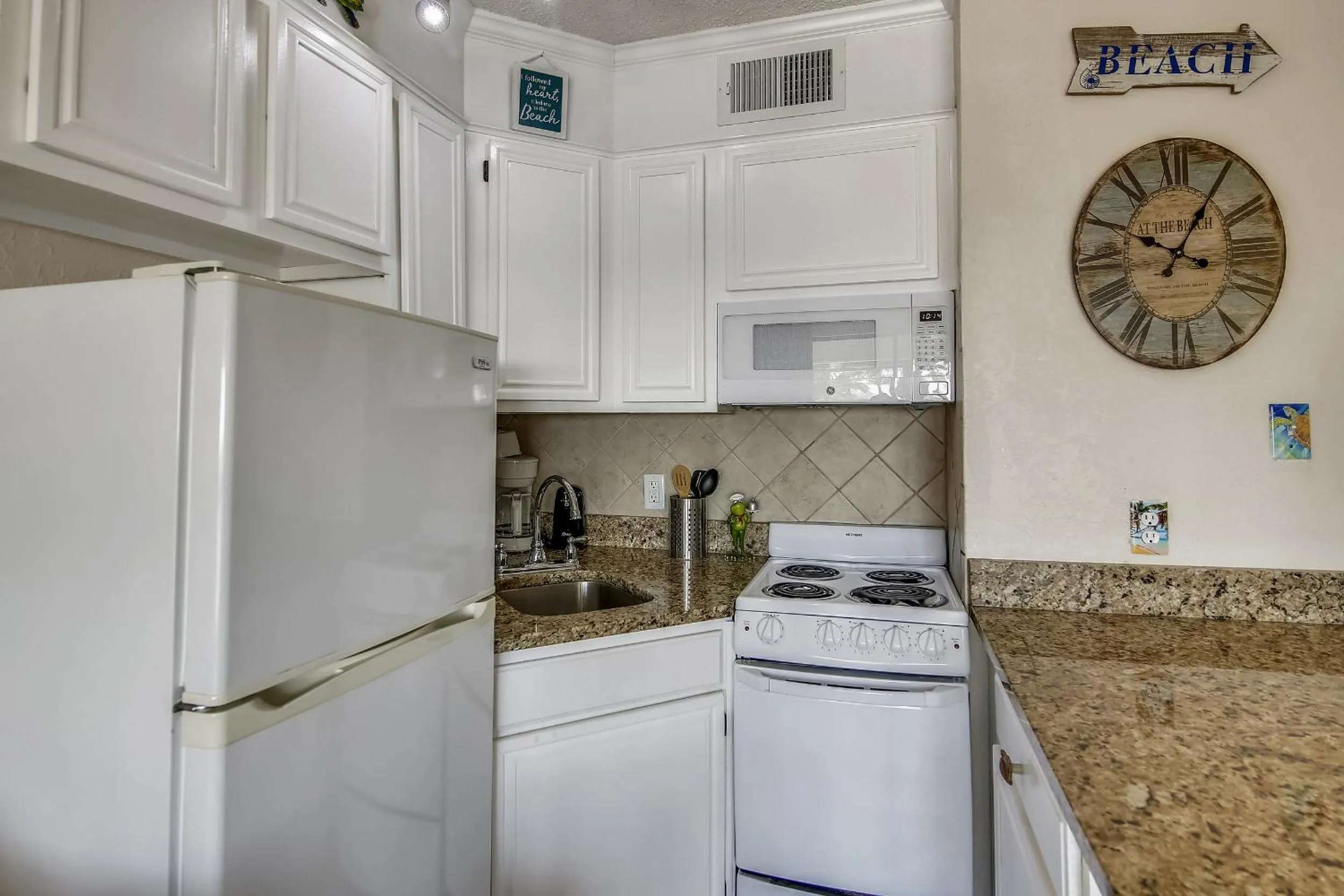 Kitchen or kitchenette in Casa del Mar 182-Turtle Haven