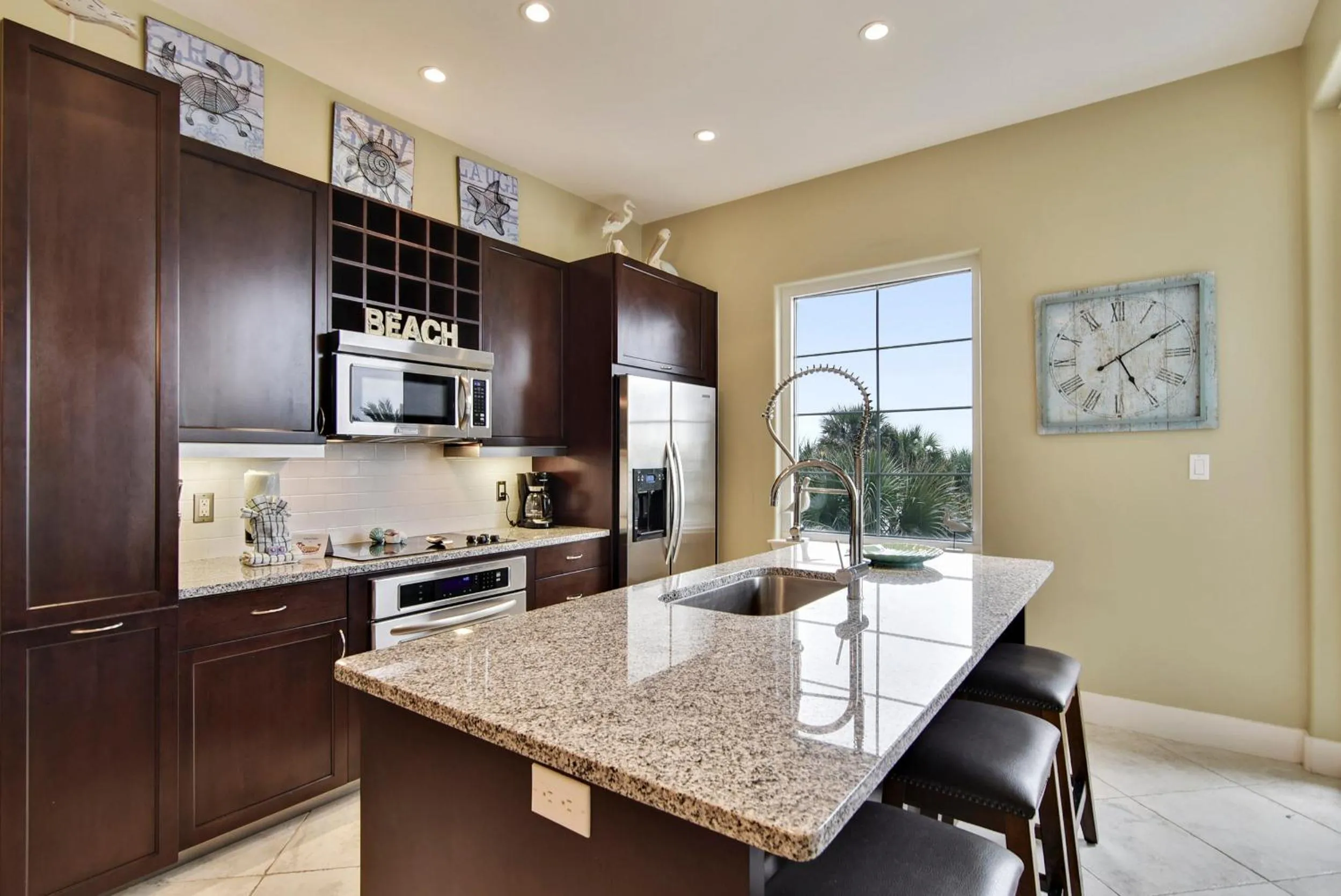 Kitchen or kitchenette in Diamond Beach 304-Sapphire