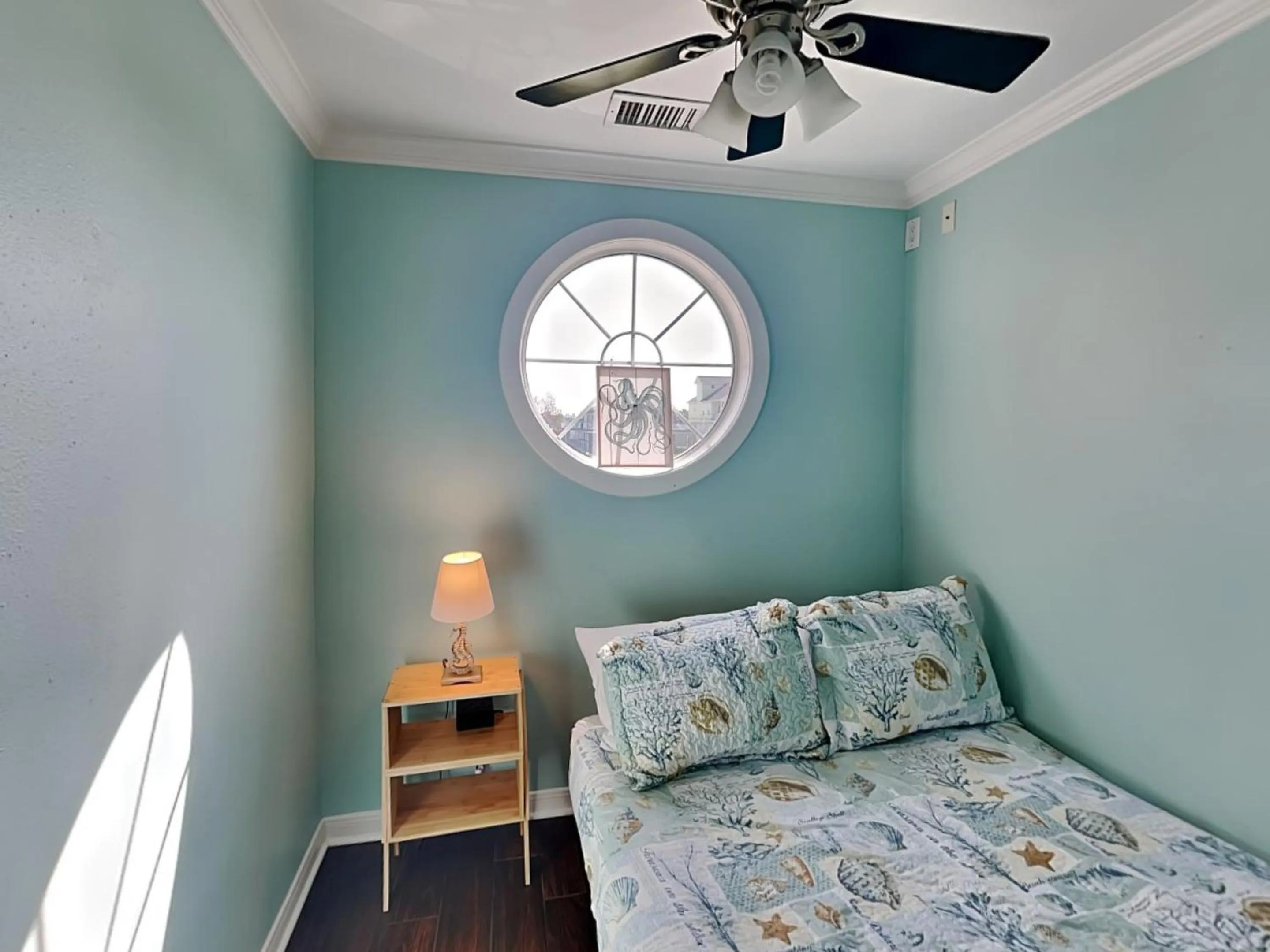 Property building, Bed in Harbor View Breeze