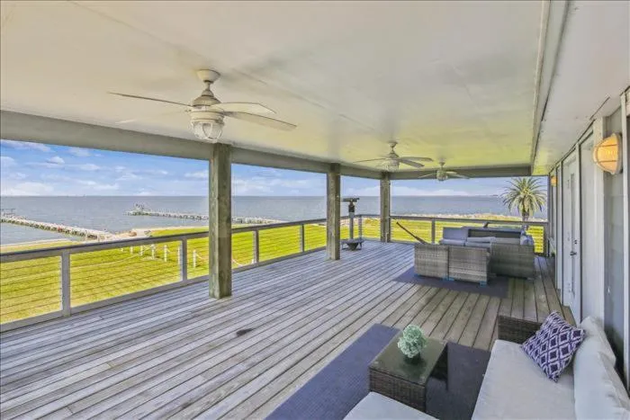 Property building in Harbor View Breeze