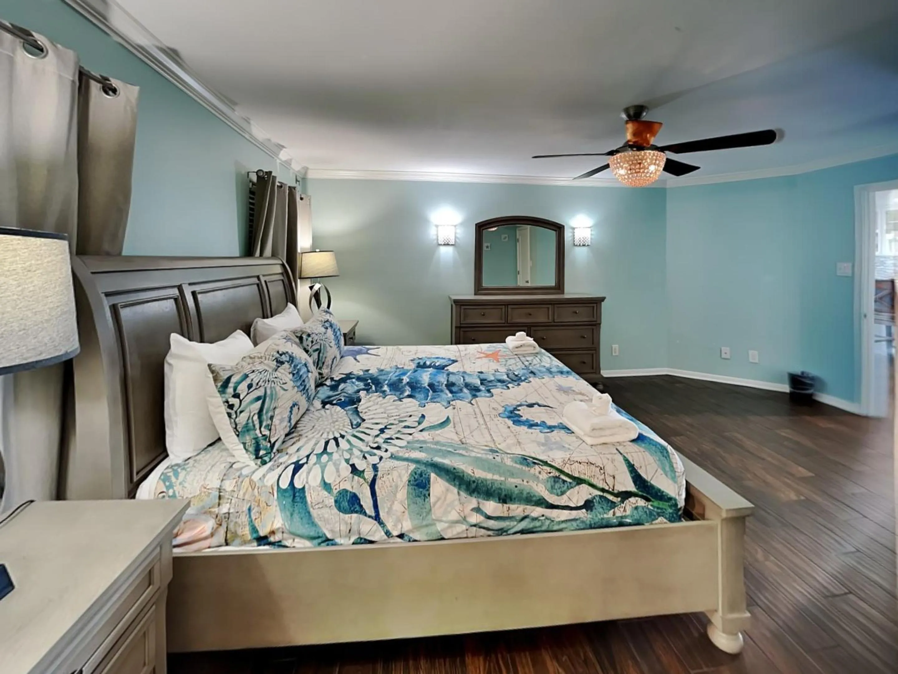 Bed in Harbor View Breeze