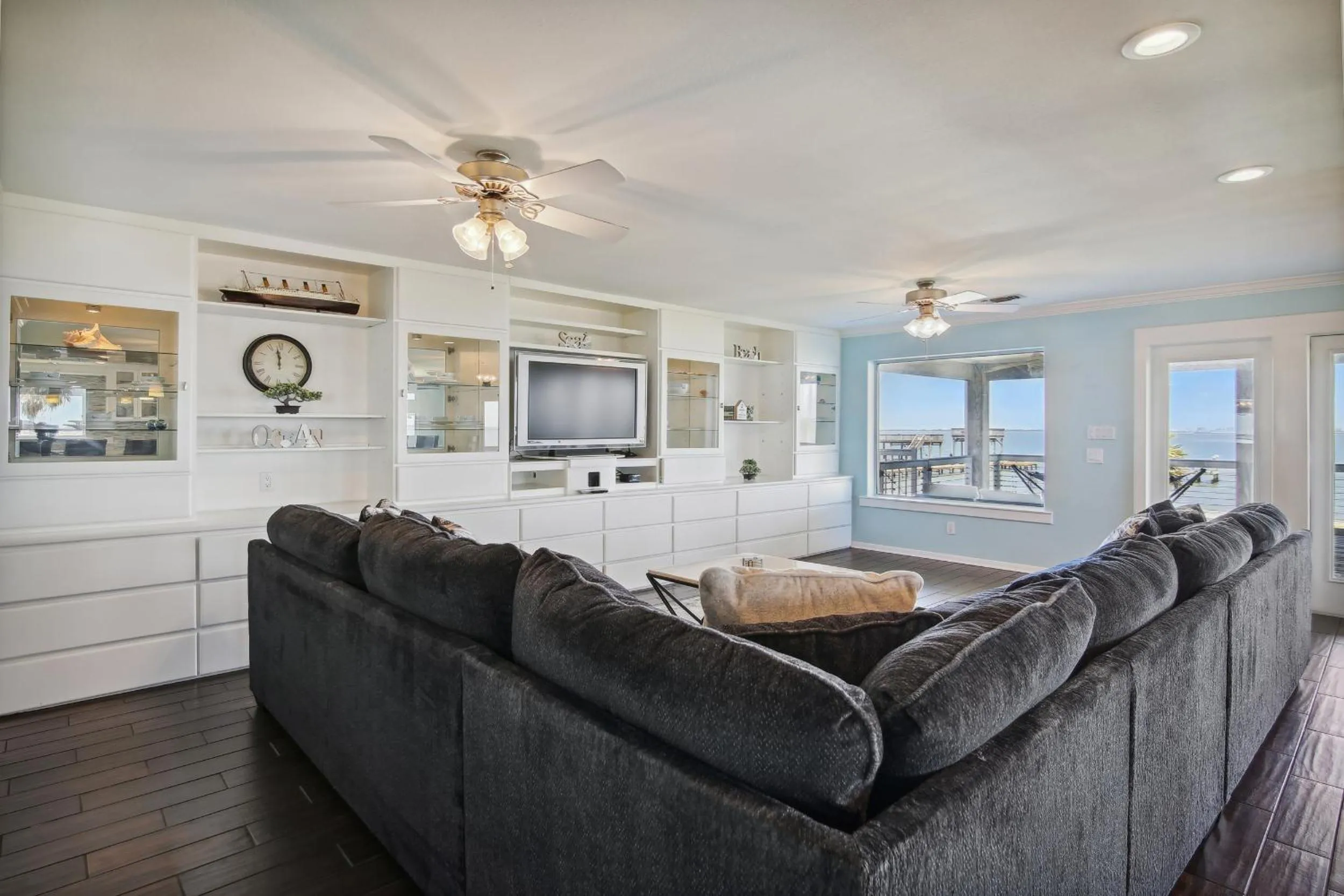 Living room in Harbor View Breeze