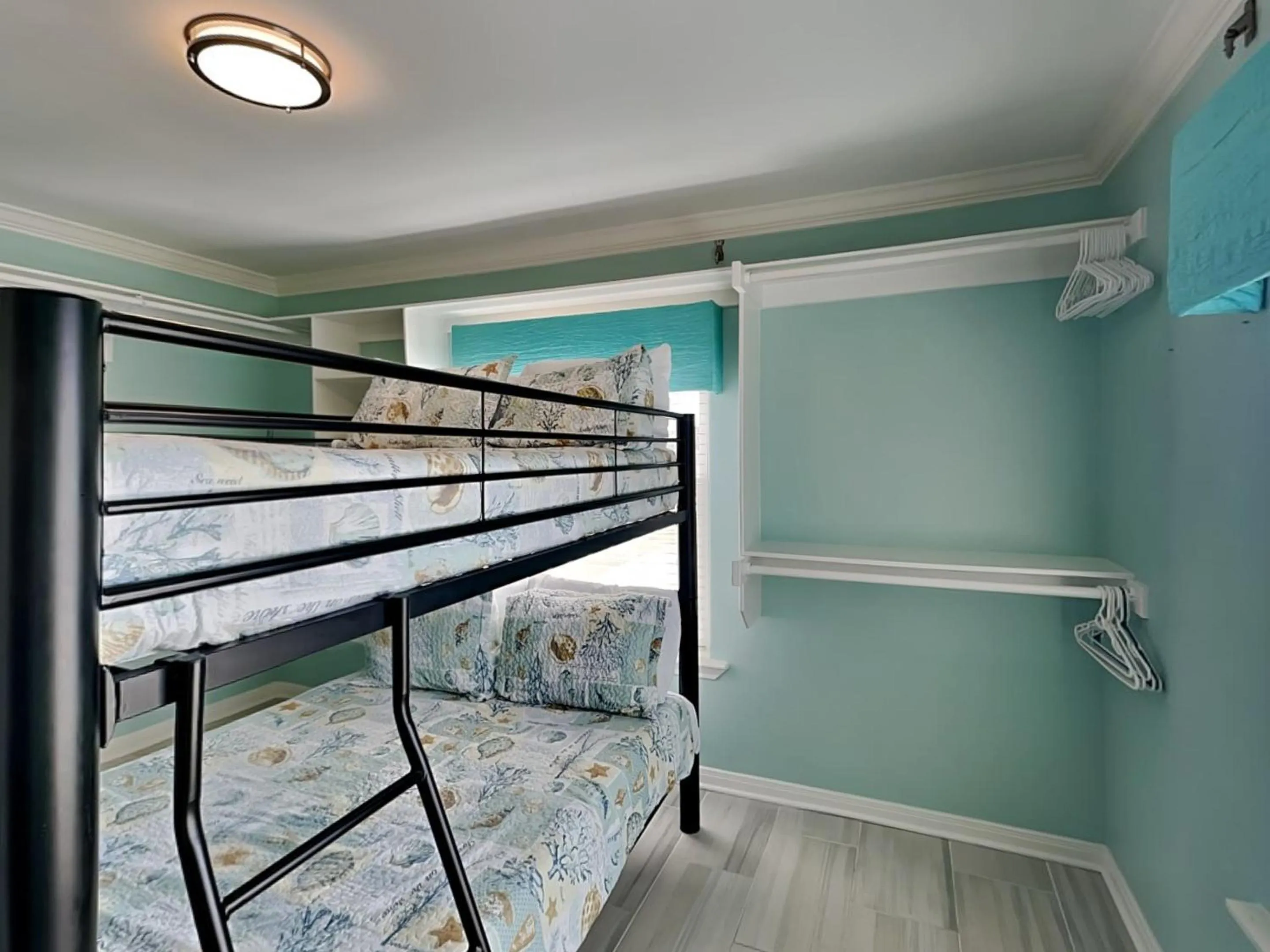 Property building, Bed in Harbor View Breeze