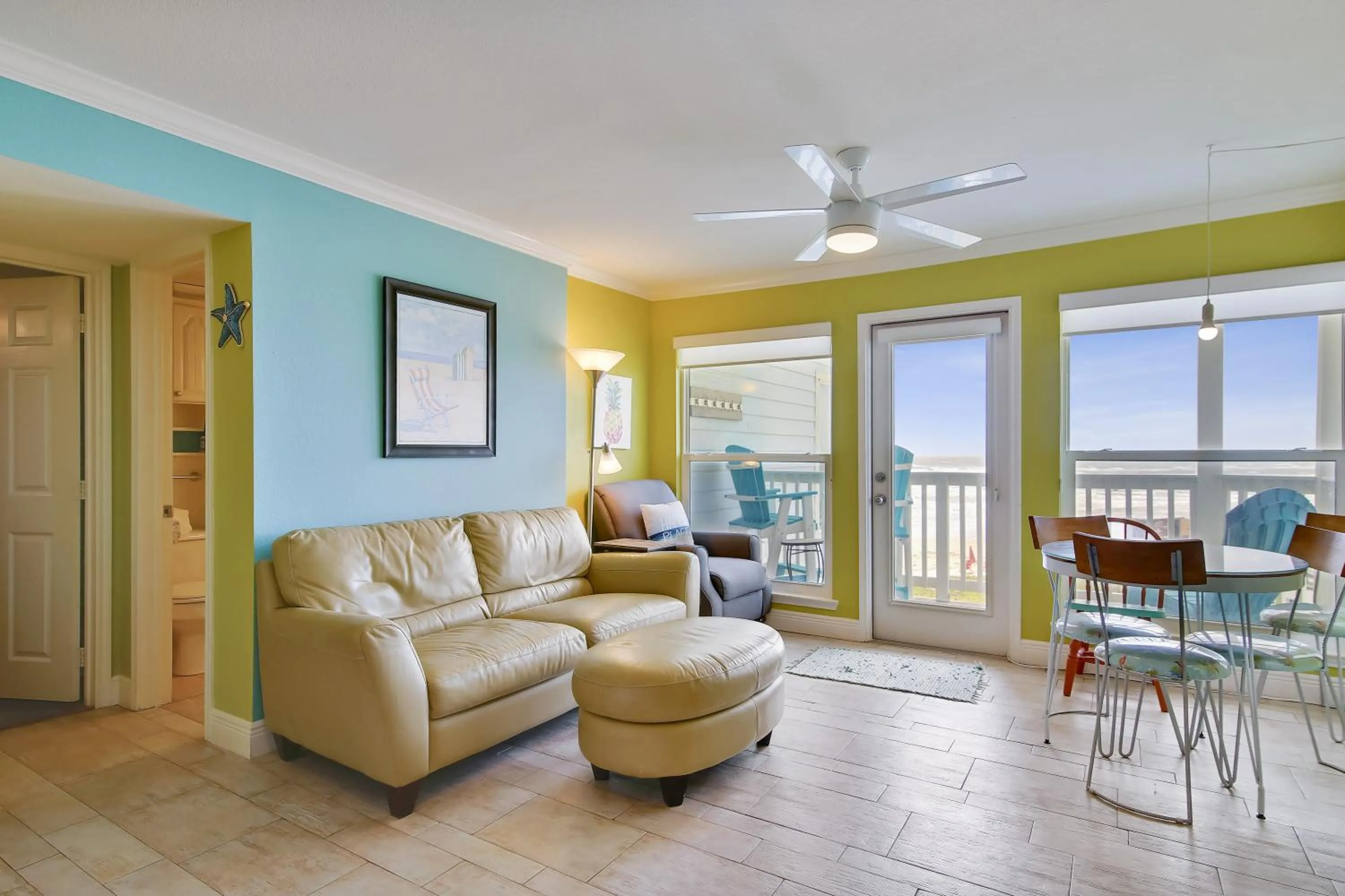 Living room in Seascape 1206 - Pineapple Paradise