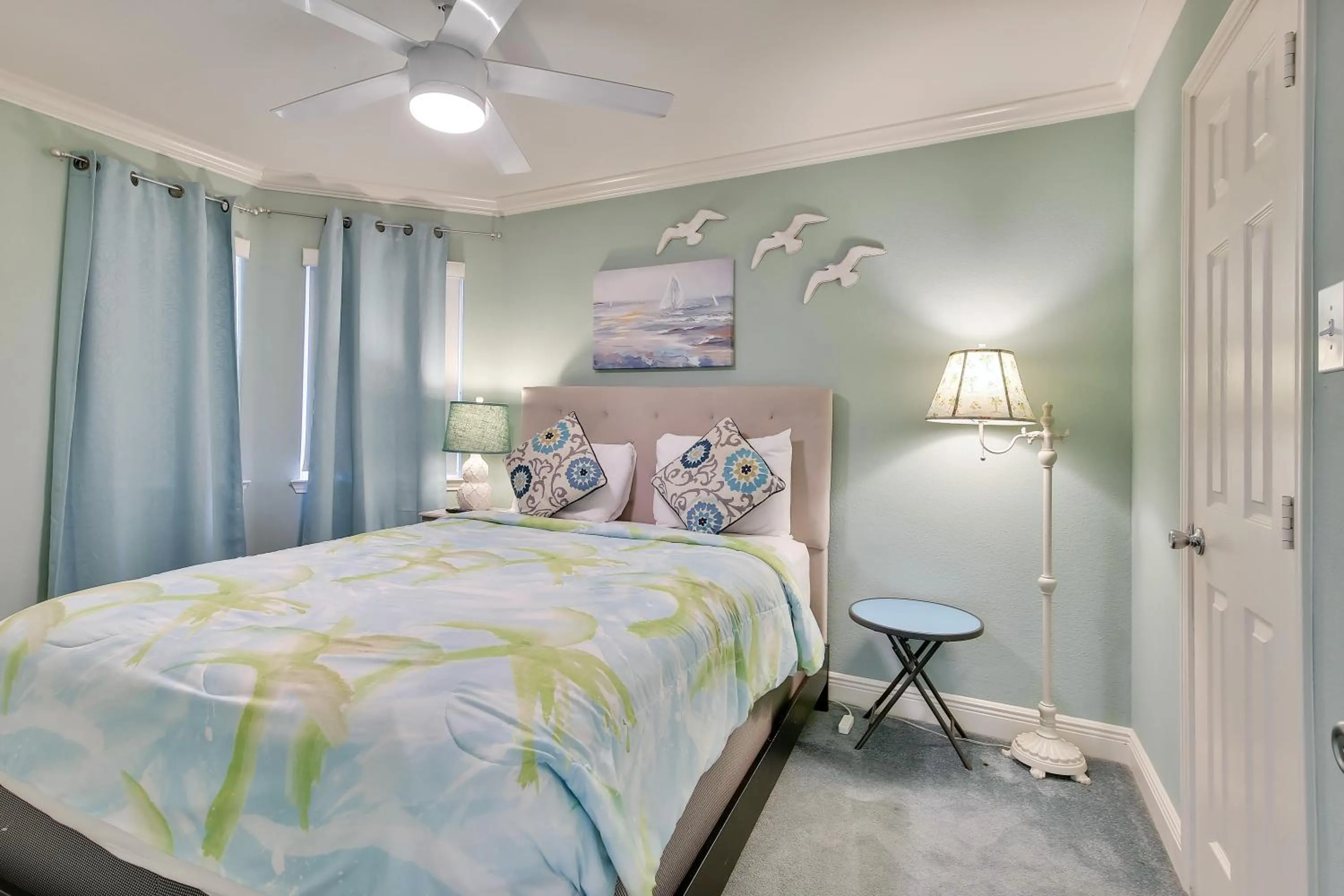 Bedroom, Bed in Seascape 1206 - Pineapple Paradise