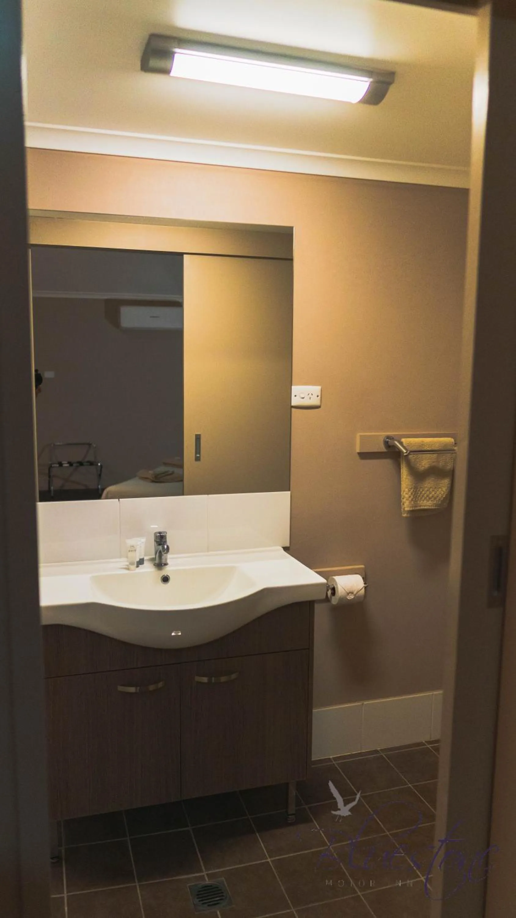 Bathroom in Bluestone Motor Inn