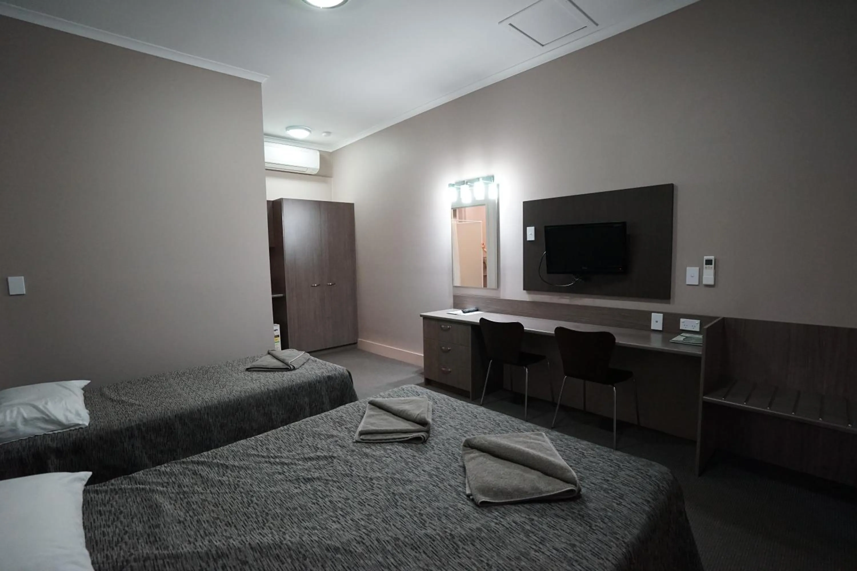 Bed in Bluestone Motor Inn