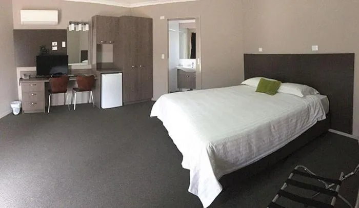 Bed in Bluestone Motor Inn