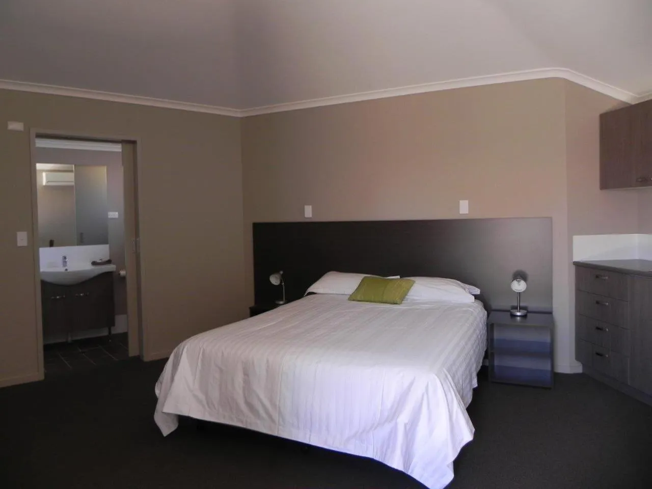 Bed in Bluestone Motor Inn