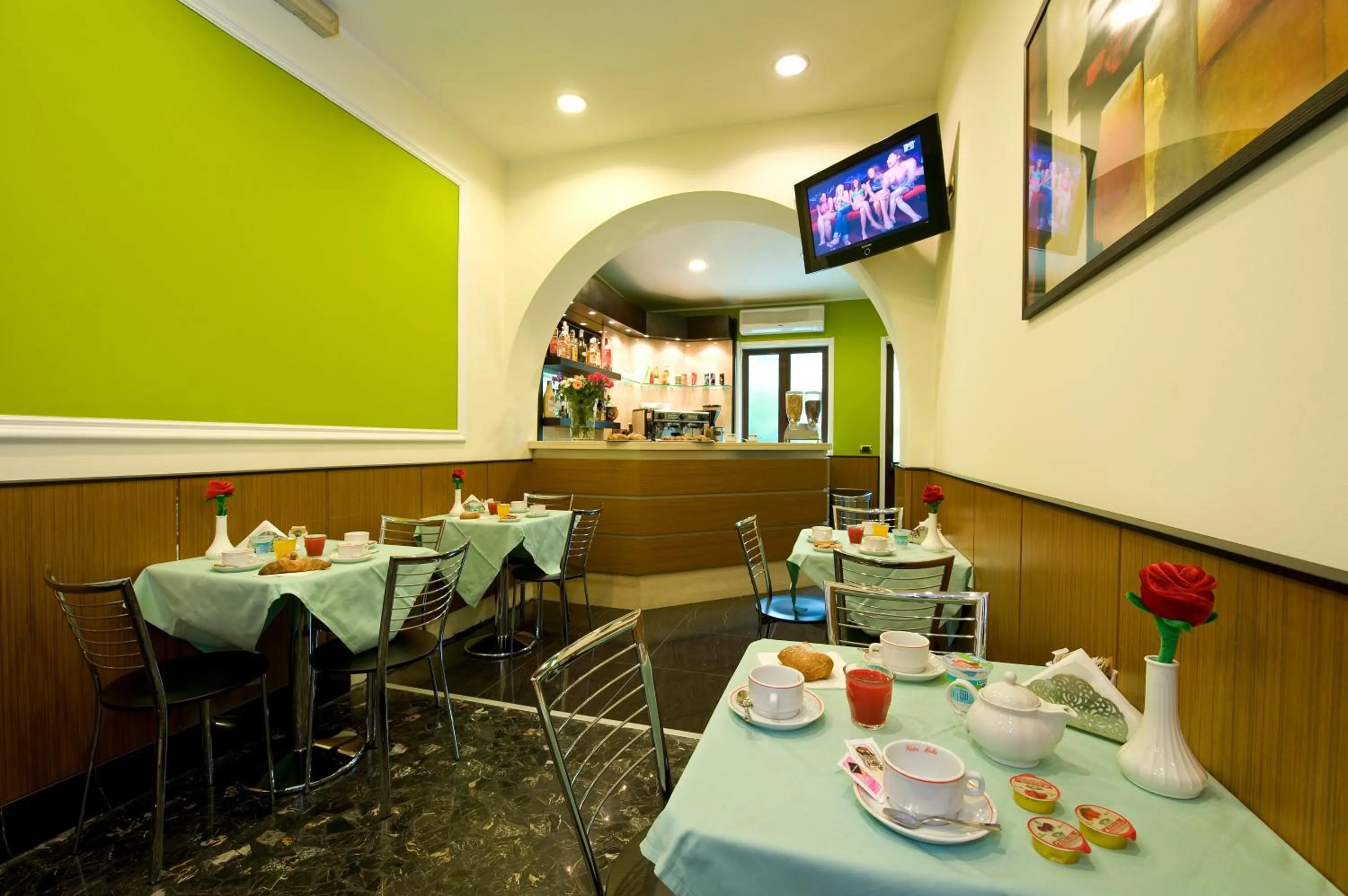 Restaurant/places to eat in Hotel Sabatino Milan