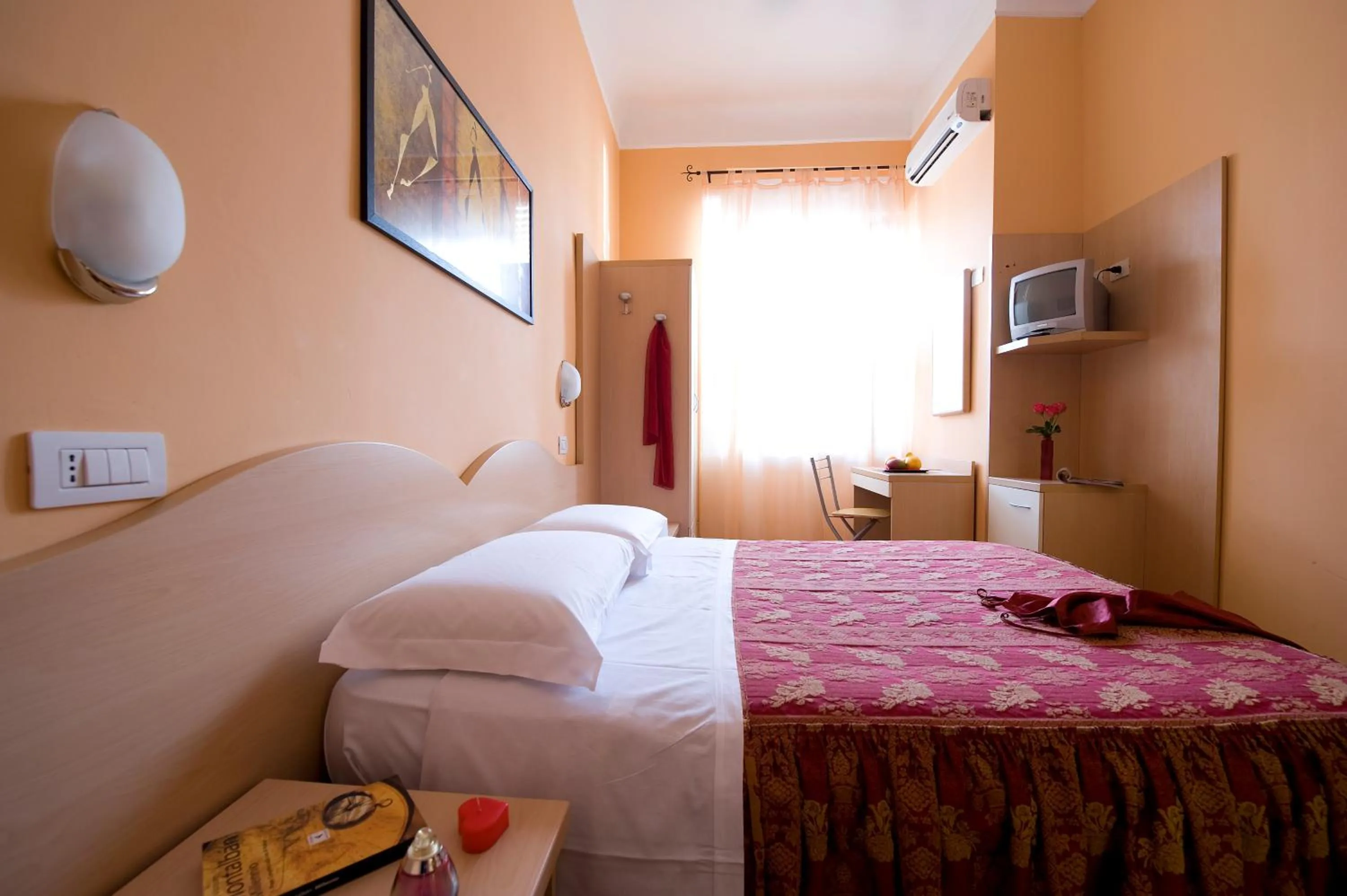 Bed in Hotel Sabatino Milan