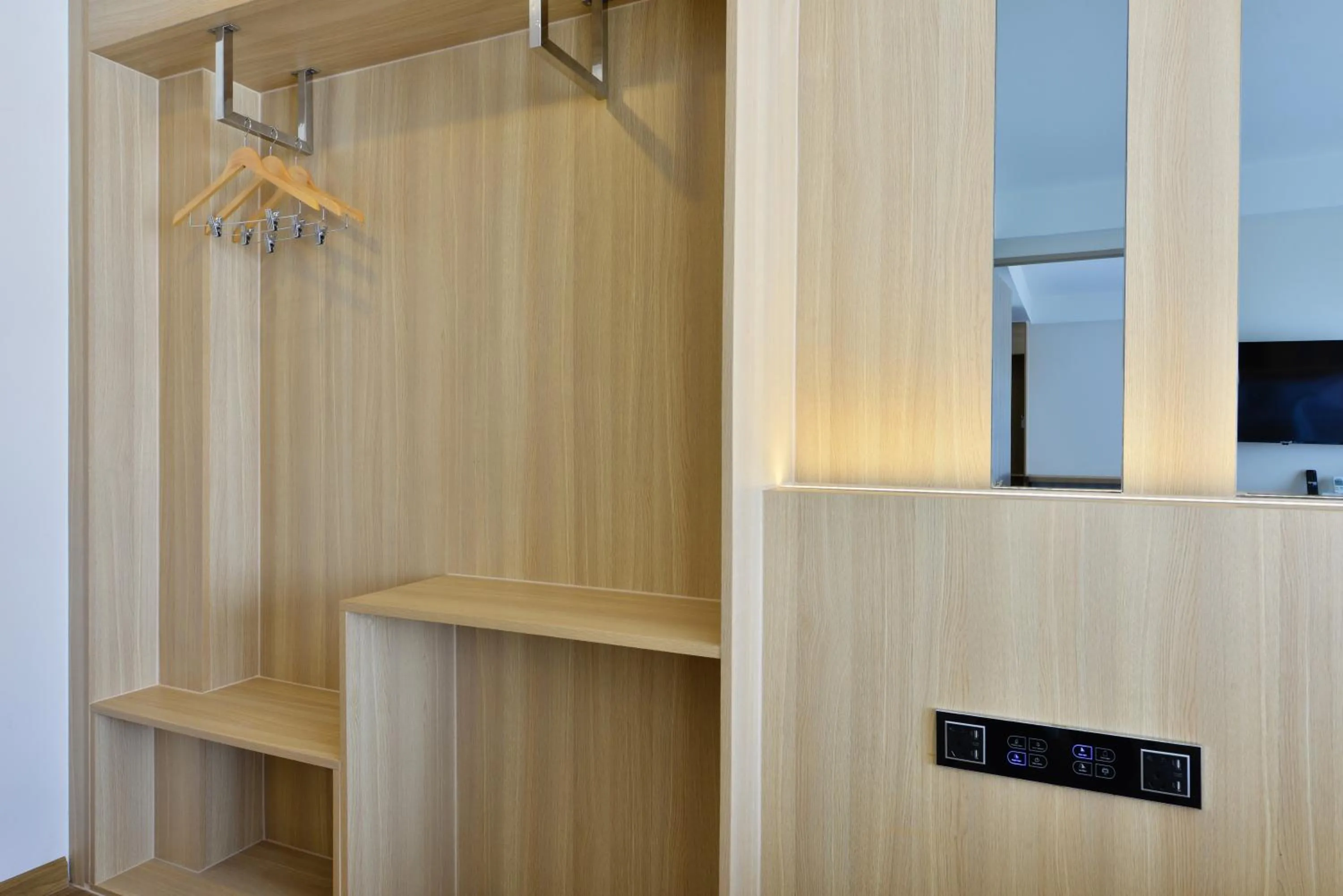 wardrobe in Grand BS Airport Hotel Suvarnabhumi