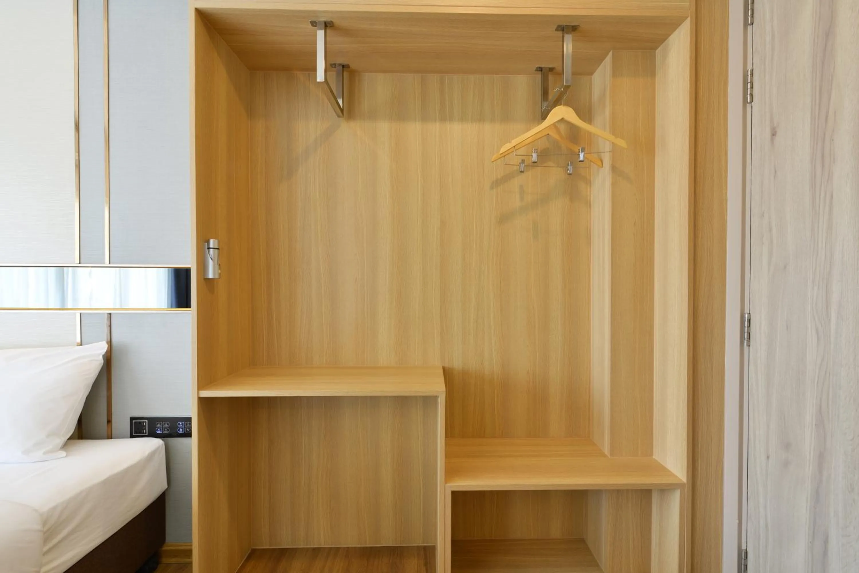 wardrobe, Bed in Grand BS Airport Hotel Suvarnabhumi