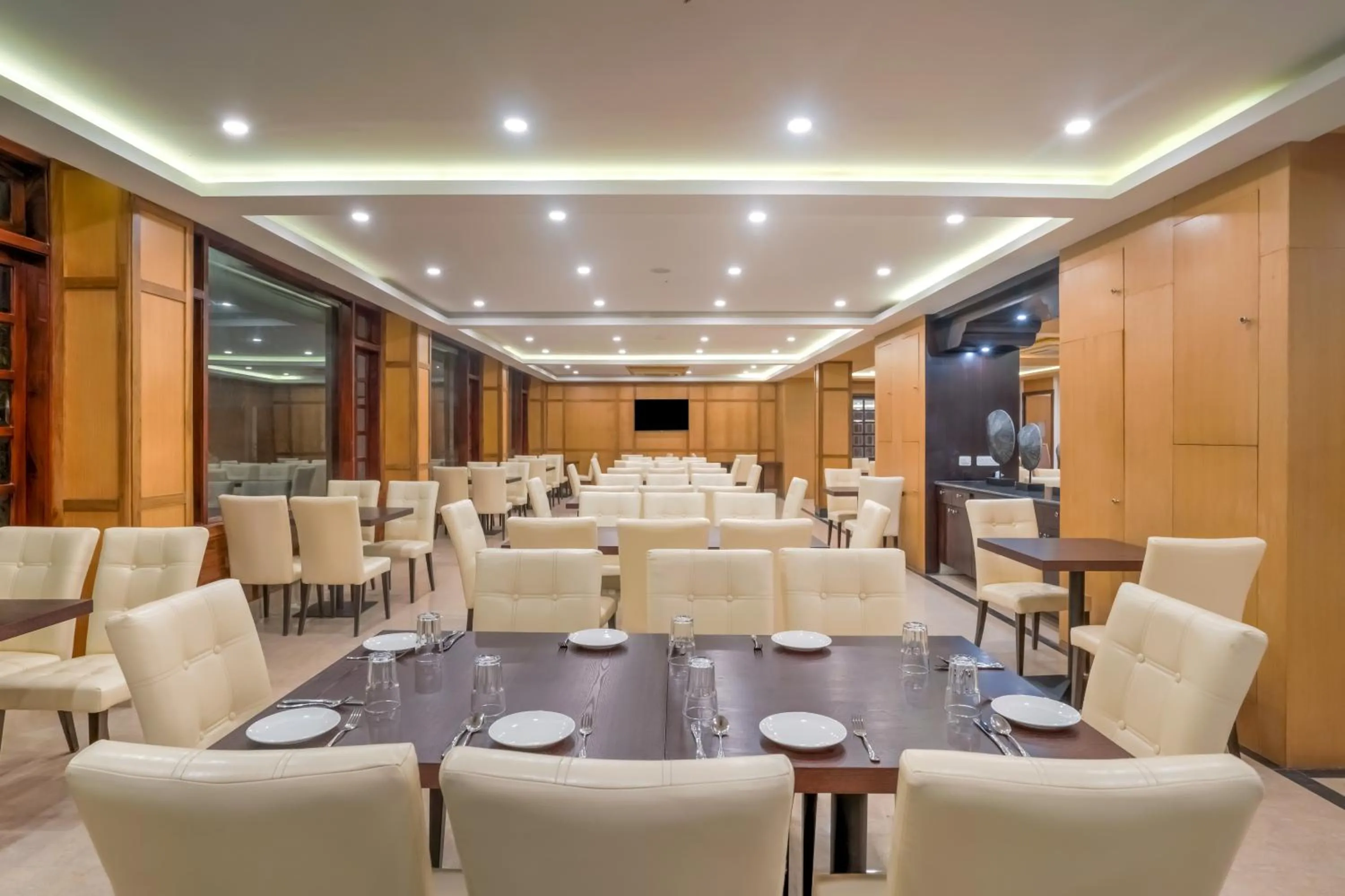 Restaurant/places to eat in Club Mahindra Le Vintuna, Gangtok