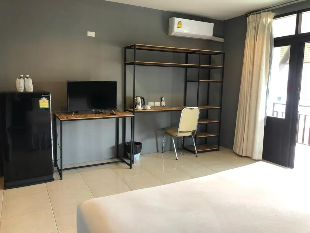 Bedroom, Bed in Laemdin Hotel