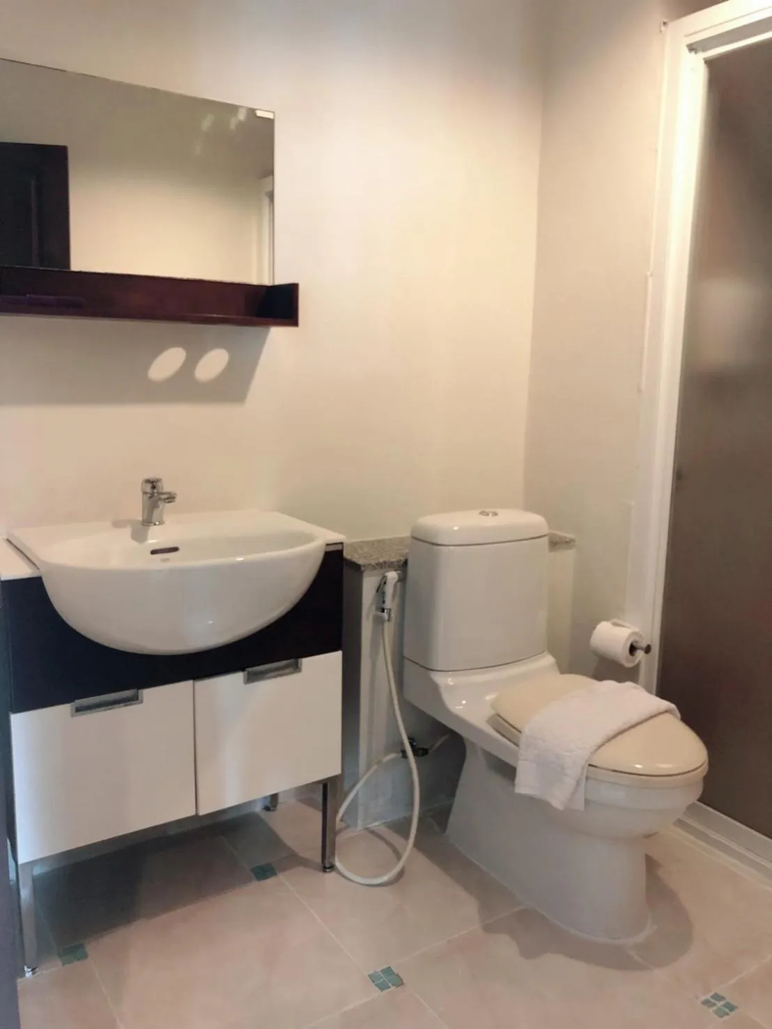 Toilet, Bathroom in Laemdin Hotel