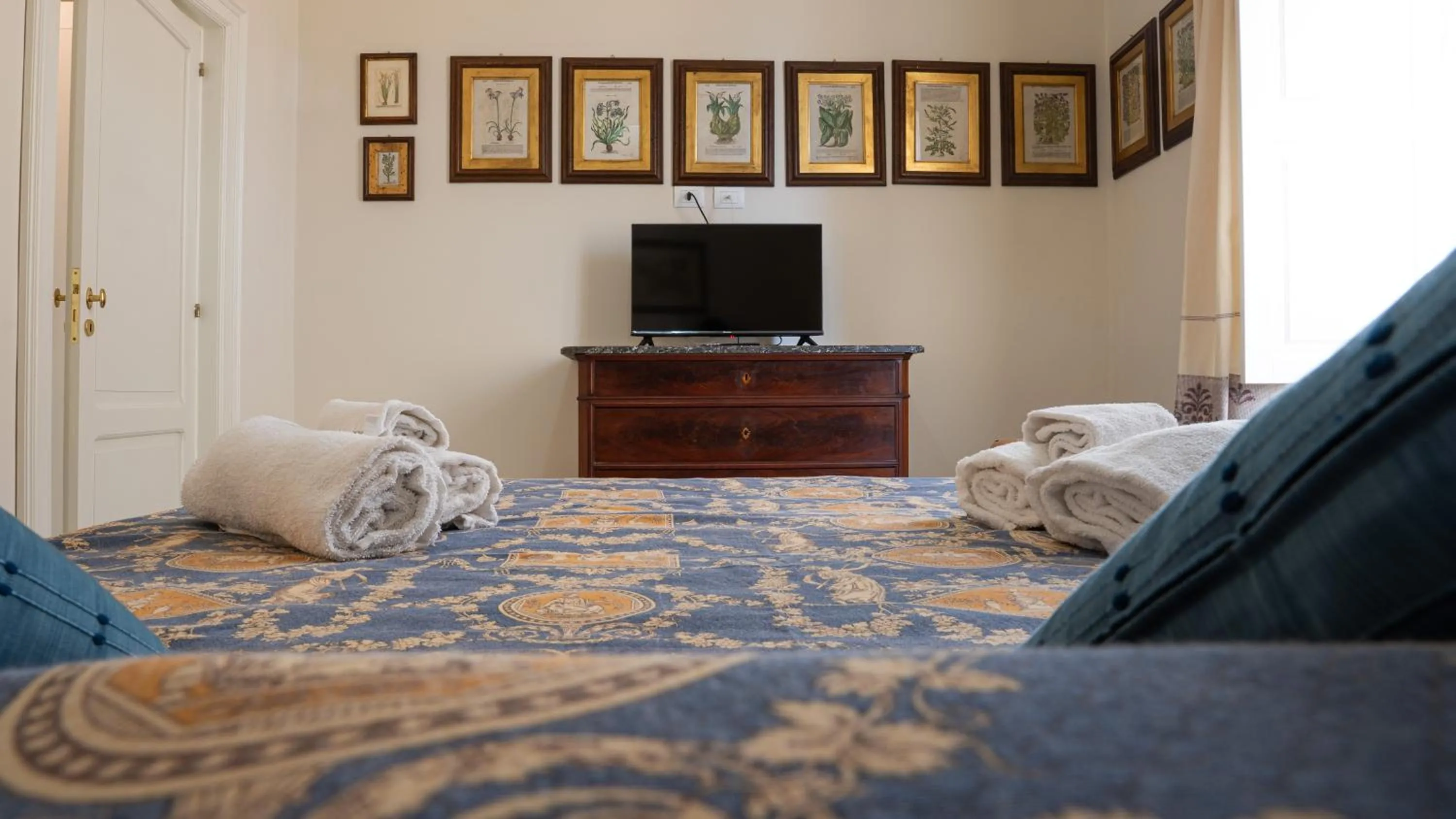 Bed in Capo 10 Liberty Apartments