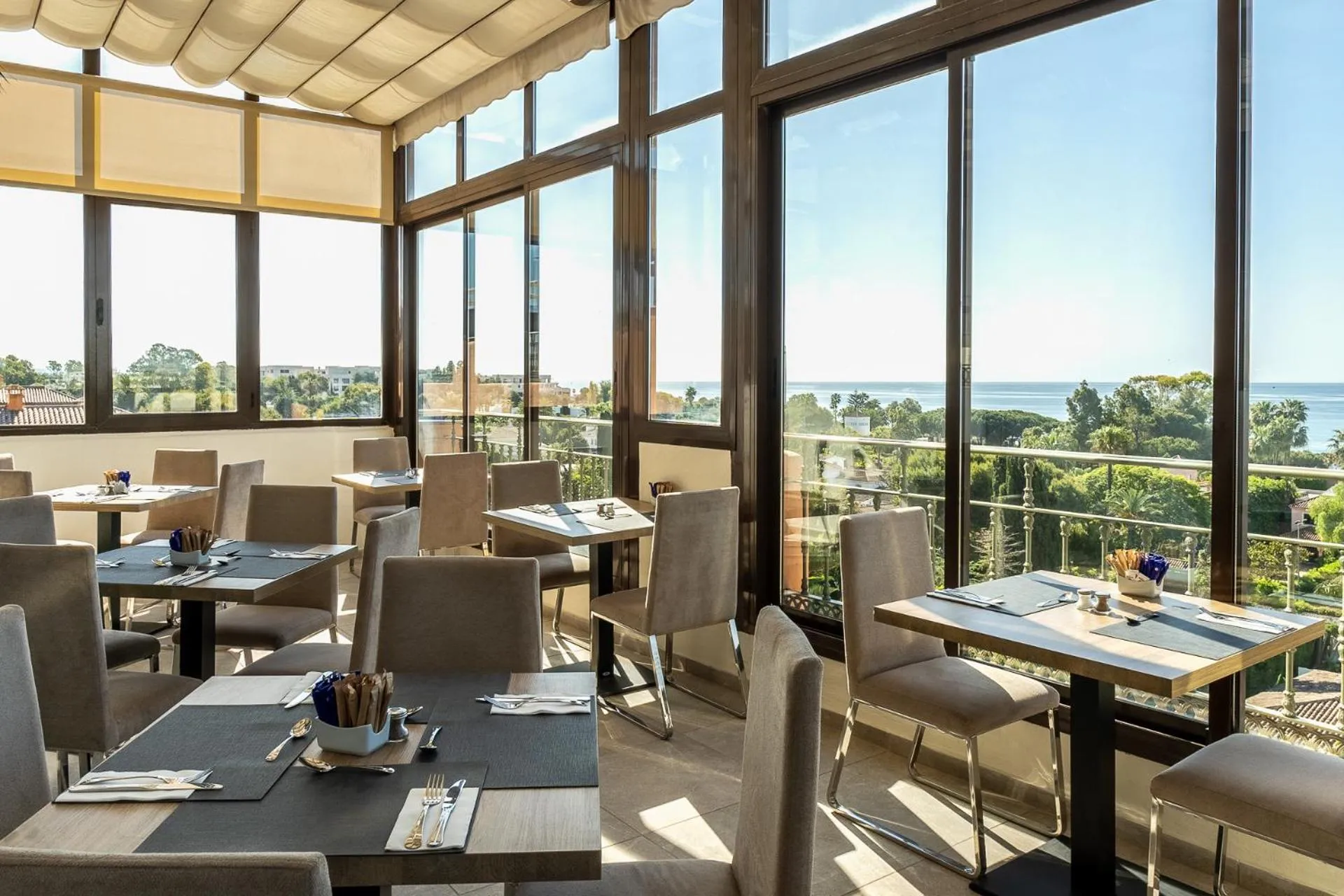 Restaurant/places to eat in Globales Paraíso Beach