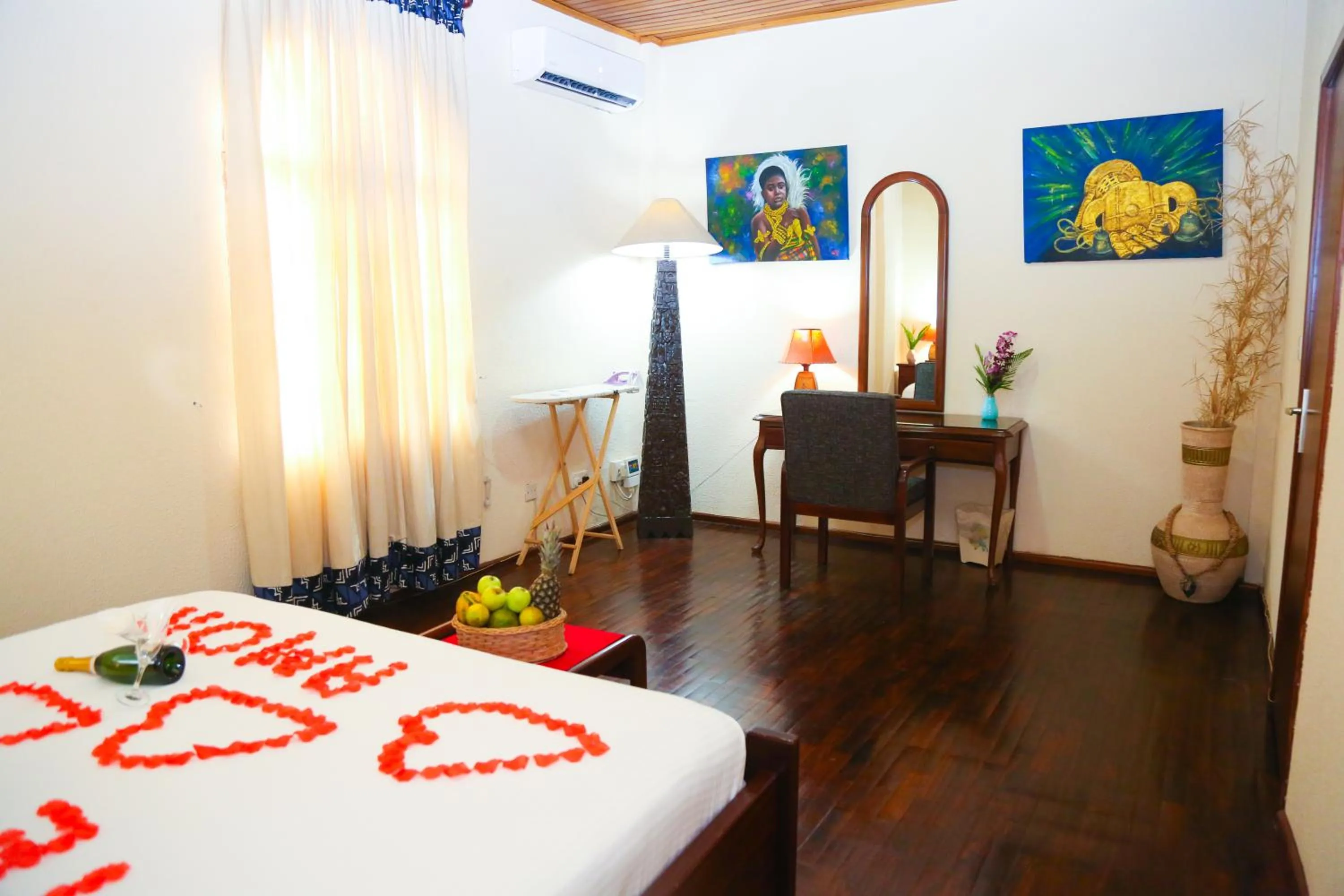 Seating area, Bed in Coconut Grove Regency Hotel