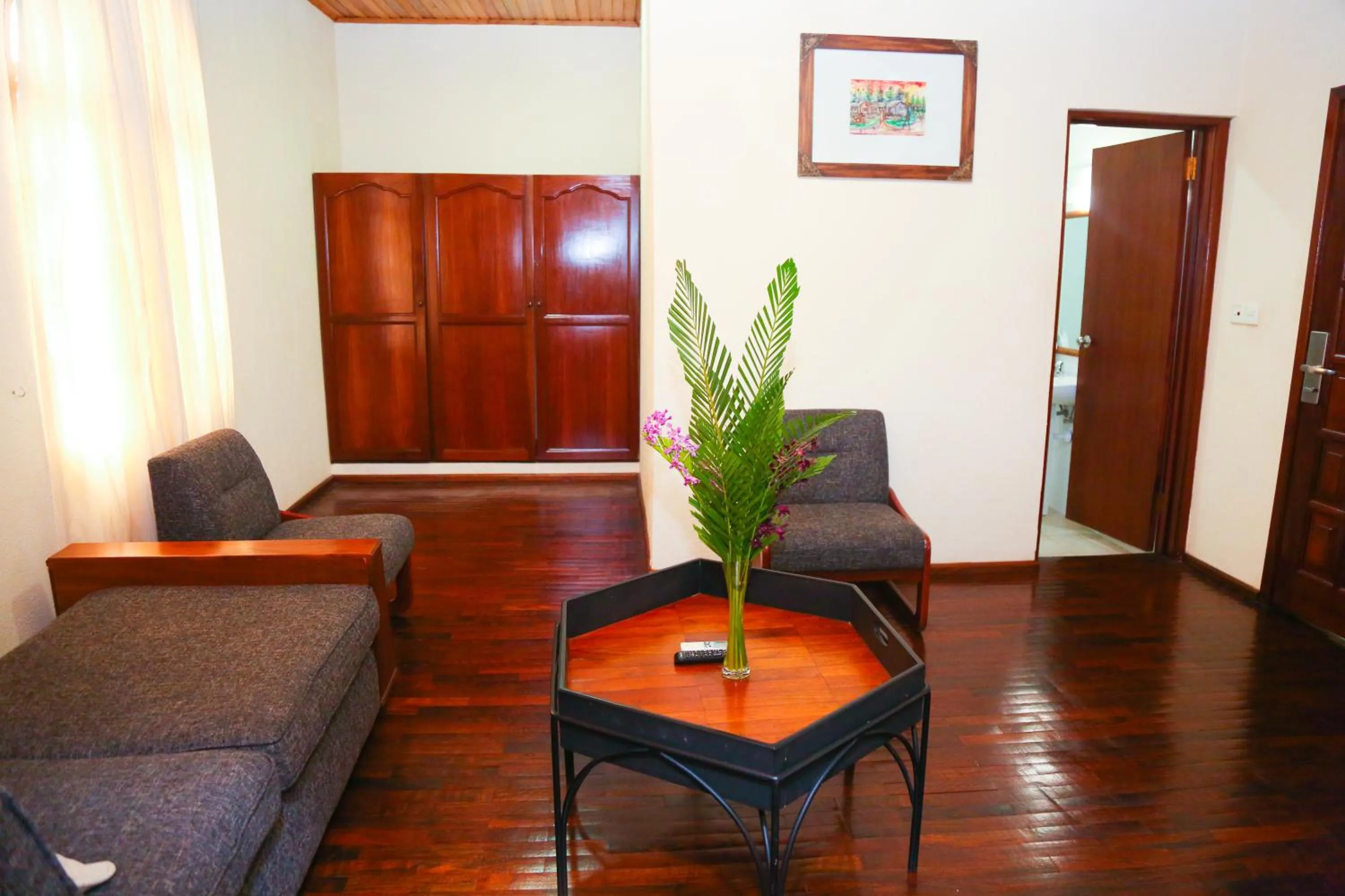 Living room in Coconut Grove Regency Hotel
