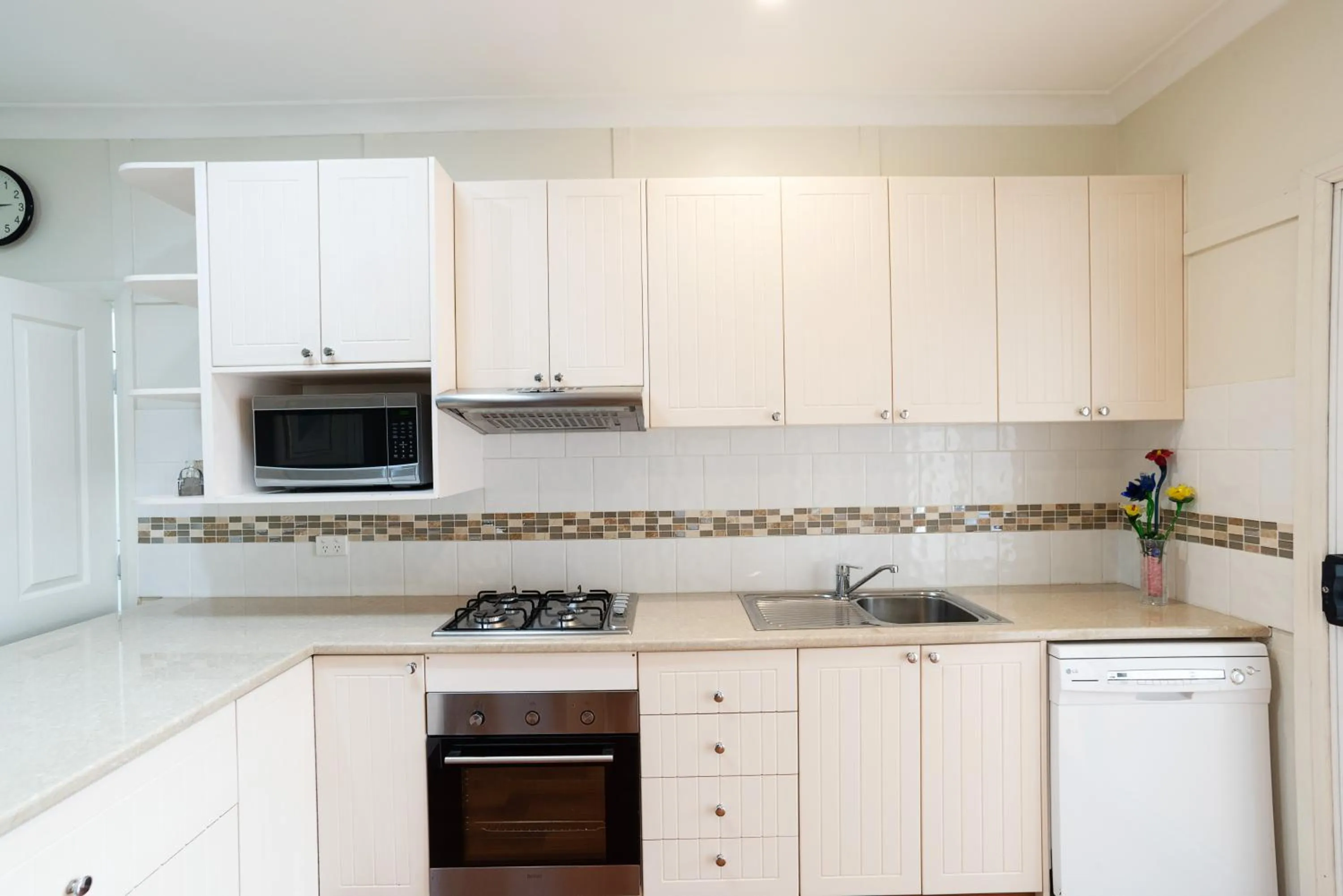 Kitchen or kitchenette in Canberra Ave Villas
